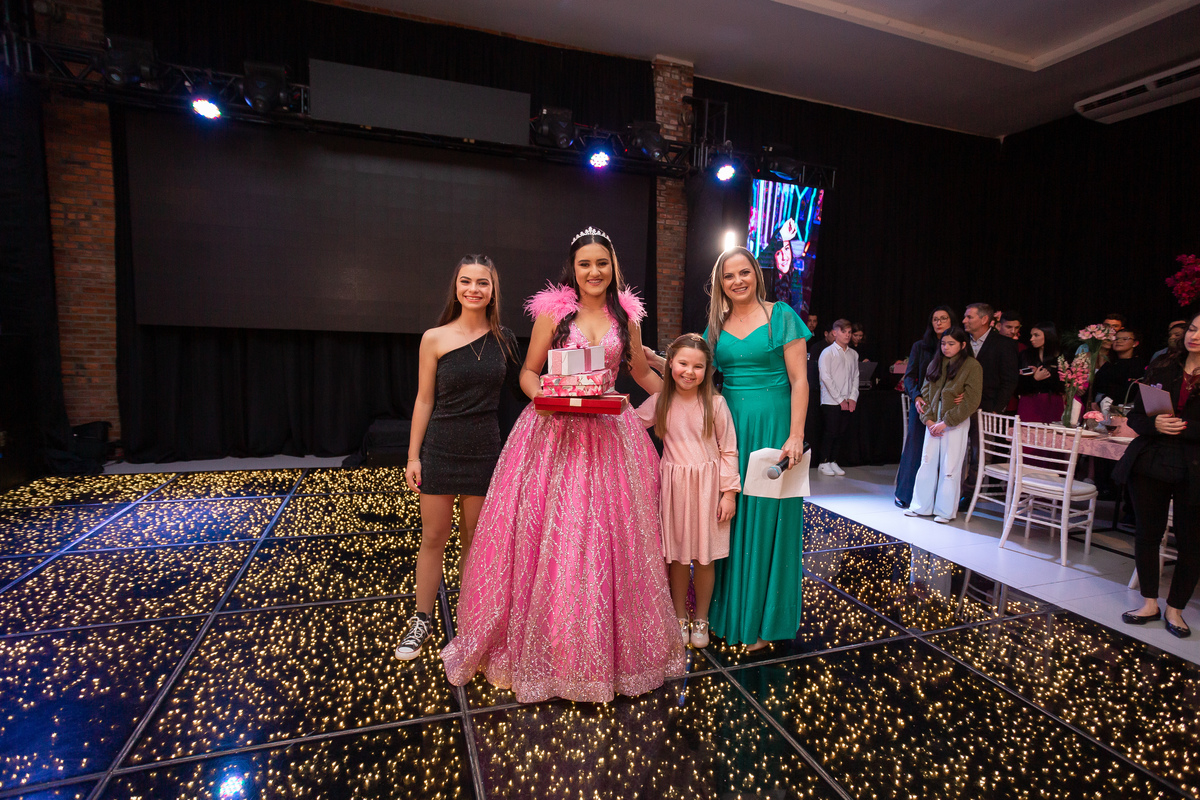 Festa de quinze anos em Sítio do Cassio - Balneario Gaivota - Sombrio - Praia Grande - Sao Joao do Sul - quinze anos - fotos - fotografa - fotografia - pista - decoração - vestido - xv - make - ensaio 15 anos - book dos quinze - Adrielle Peres fotografia 