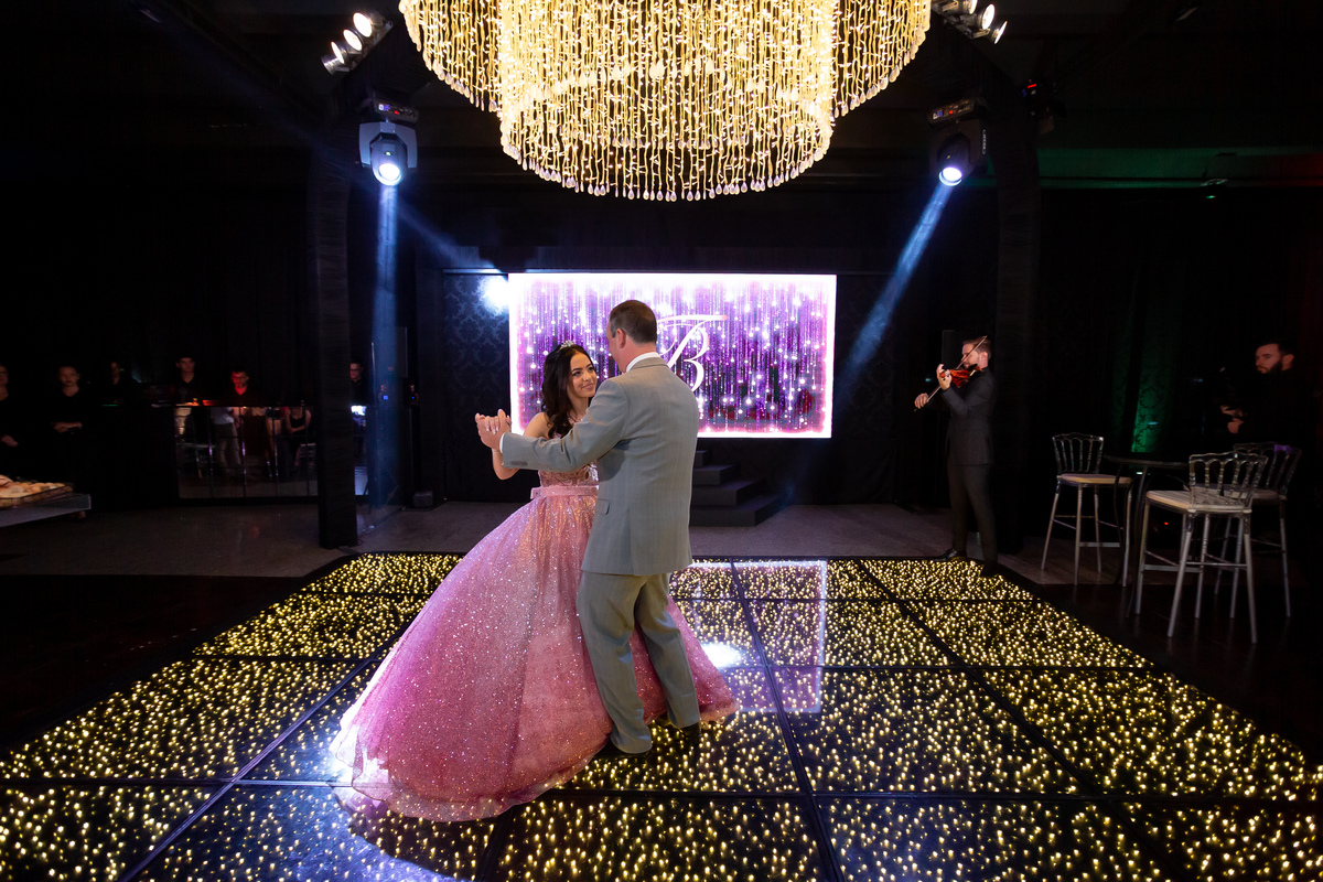 thayane-1 - Festa dos quinze - book dos quinze - vestido - decoracao - balada - quinze anos - pista - debutante - robo led - fotografa - sublime - torres - rs