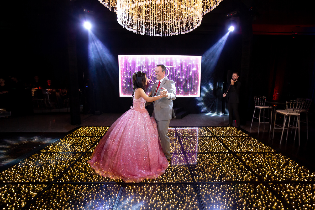 thayane-1 - Festa dos quinze - book dos quinze - vestido - decoracao - balada - quinze anos - pista - debutante - robo led - fotografa - sublime - torres - rs