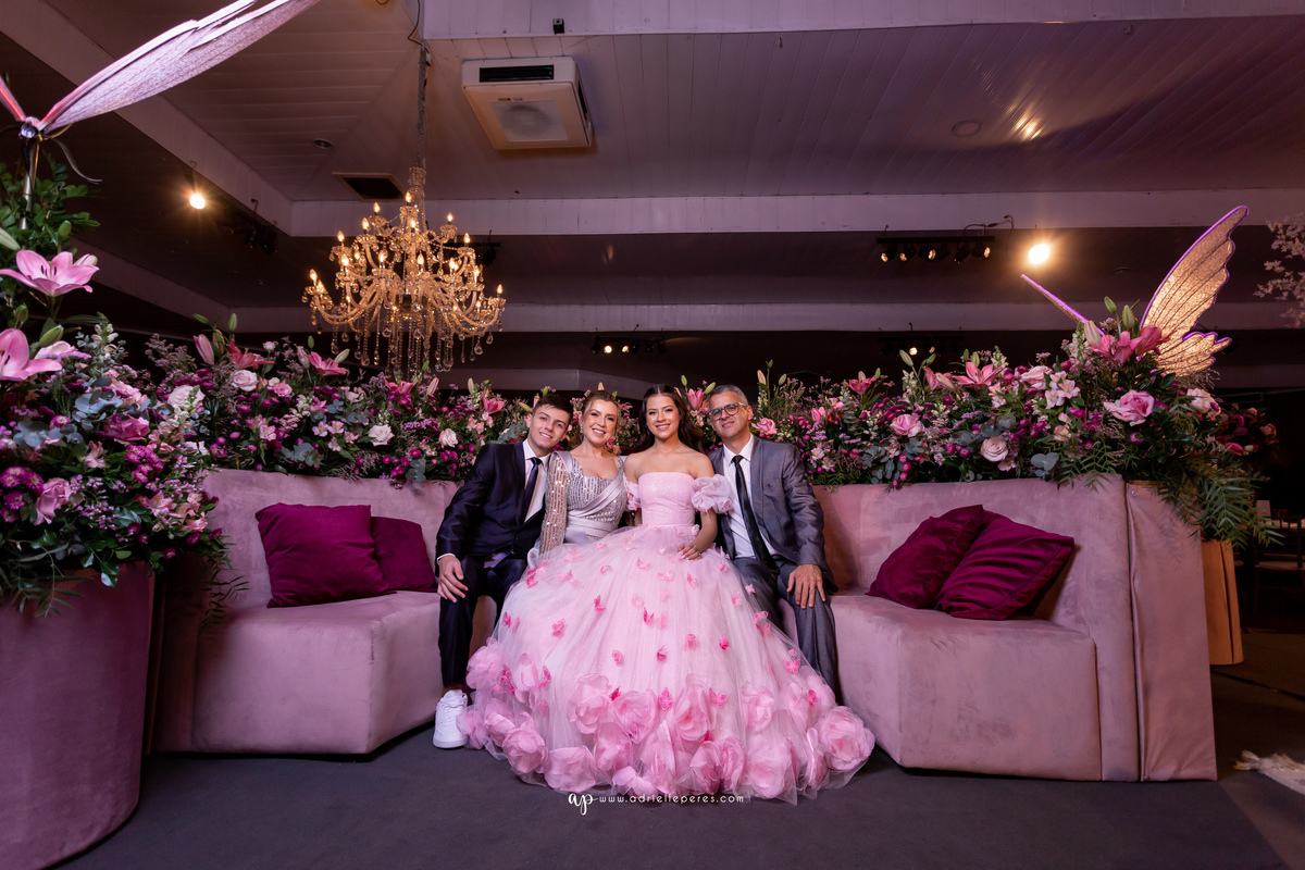 Adrielle Peres Fotografia, Alex Videos; DECORAÇÃO: Silvia Flores Eventos, DJ: Matheus Lazaretti, PISTA DE LED: Pixel Led, DRINKS: Jumper Bartenders, Baly Energy Drink, Poppi Corner, Amantine Chocolate, VW beauty, Clube Gremio Fronteira - Ararangua/SC