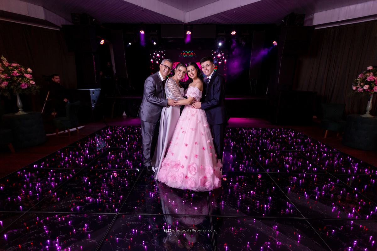 Adrielle Peres Fotografia, Alex Videos; DECORAÇÃO: Silvia Flores Eventos, DJ: Matheus Lazaretti, PISTA DE LED: Pixel Led, DRINKS: Jumper Bartenders, Baly Energy Drink, Poppi Corner, Amantine Chocolate, VW beauty, Clube Gremio Fronteira - Ararangua/SC