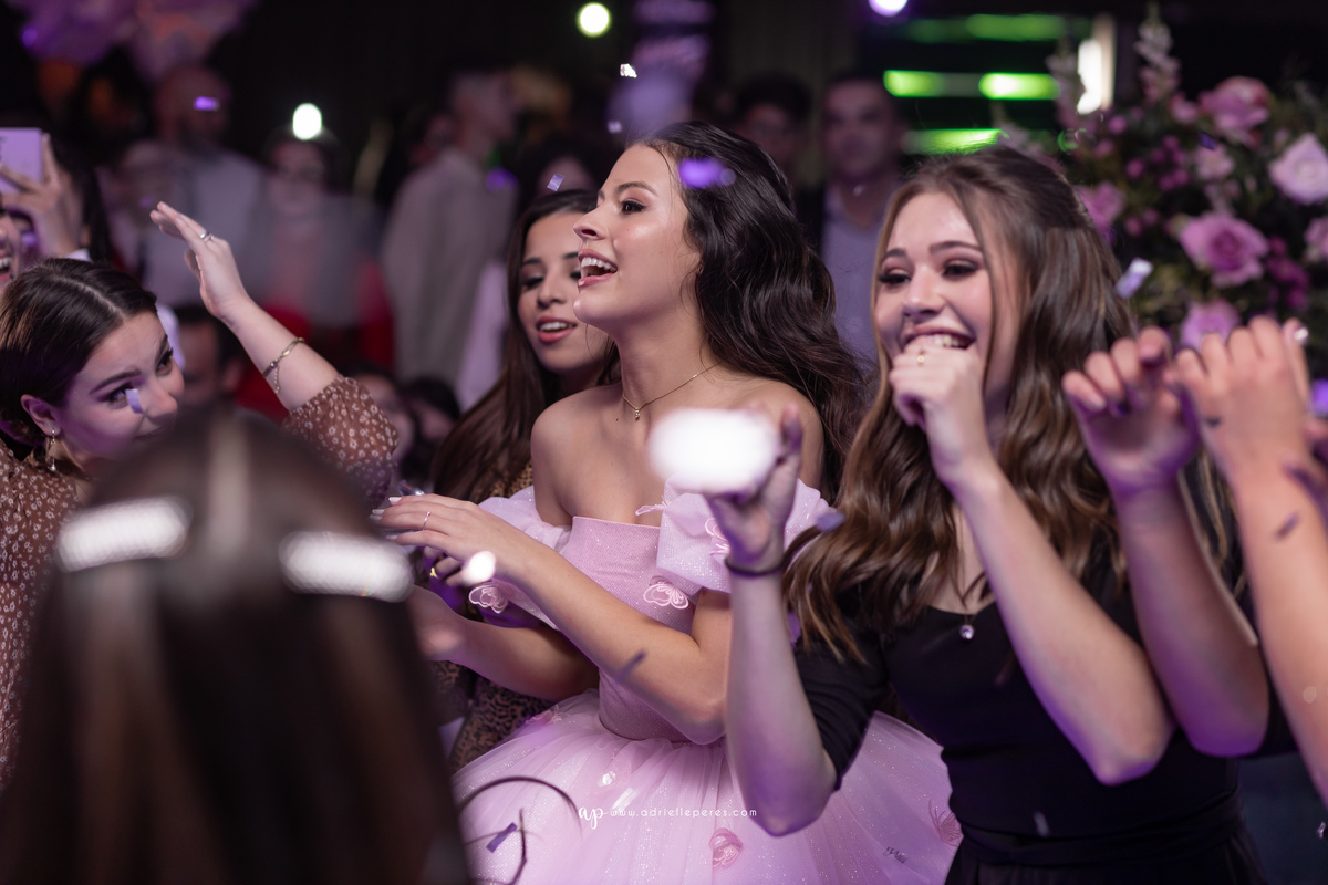 Adrielle Peres Fotografia, Alex Videos; DECORAÇÃO: Silvia Flores Eventos, DJ: Matheus Lazaretti, PISTA DE LED: Pixel Led, DRINKS: Jumper Bartenders, Baly Energy Drink, Poppi Corner, Amantine Chocolate, VW beauty, Clube Gremio Fronteira - Ararangua/SC