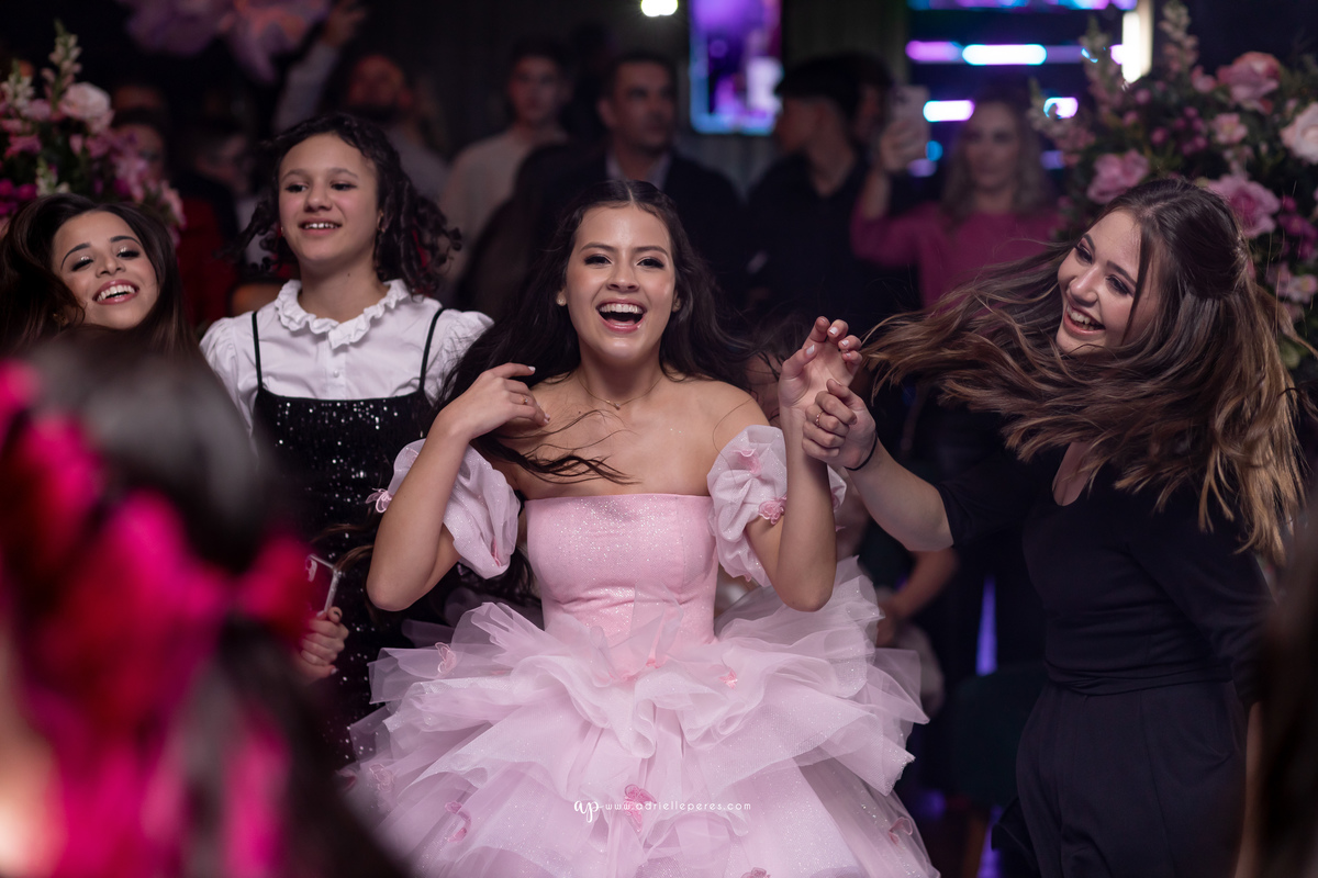 Adrielle Peres Fotografia, Alex Videos; DECORAÇÃO: Silvia Flores Eventos, DJ: Matheus Lazaretti, PISTA DE LED: Pixel Led, DRINKS: Jumper Bartenders, Baly Energy Drink, Poppi Corner, Amantine Chocolate, VW beauty, Clube Gremio Fronteira - Ararangua/SC