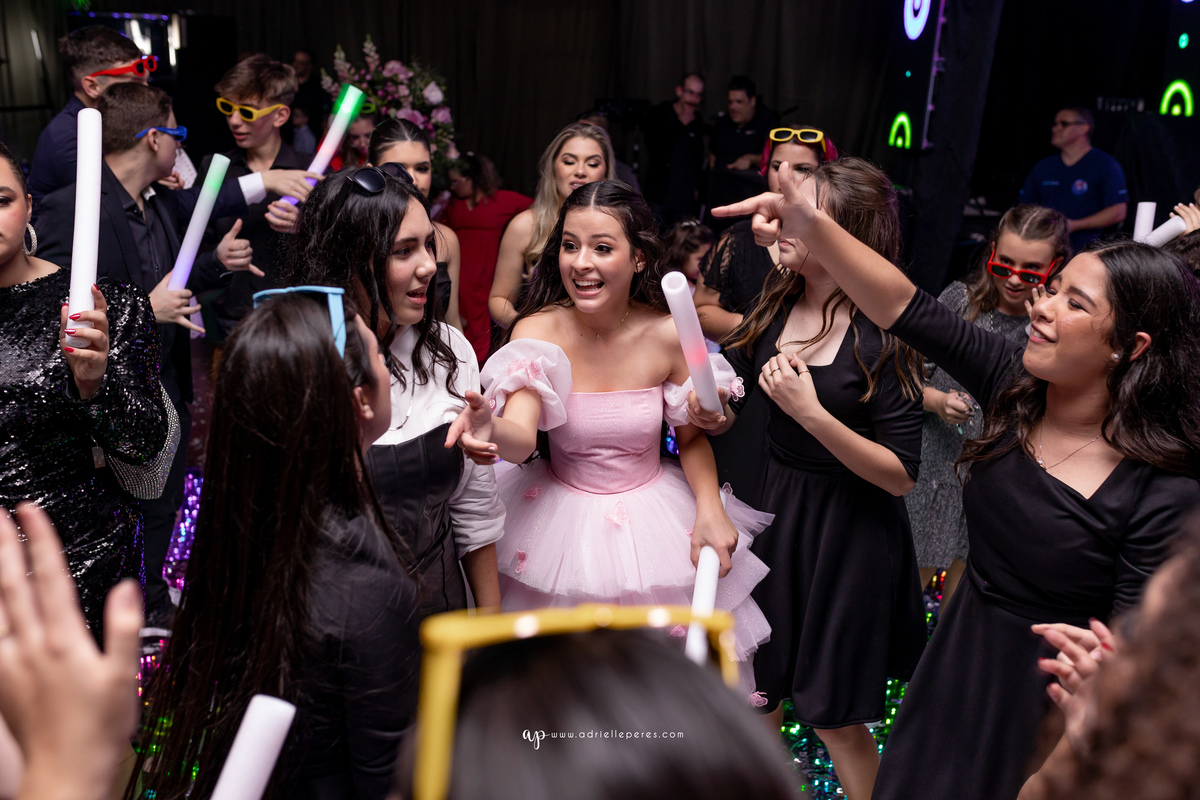 Adrielle Peres Fotografia, Alex Videos; DECORAÇÃO: Silvia Flores Eventos, DJ: Matheus Lazaretti, PISTA DE LED: Pixel Led, DRINKS: Jumper Bartenders, Baly Energy Drink, Poppi Corner, Amantine Chocolate, VW beauty, Clube Gremio Fronteira - Ararangua/SC