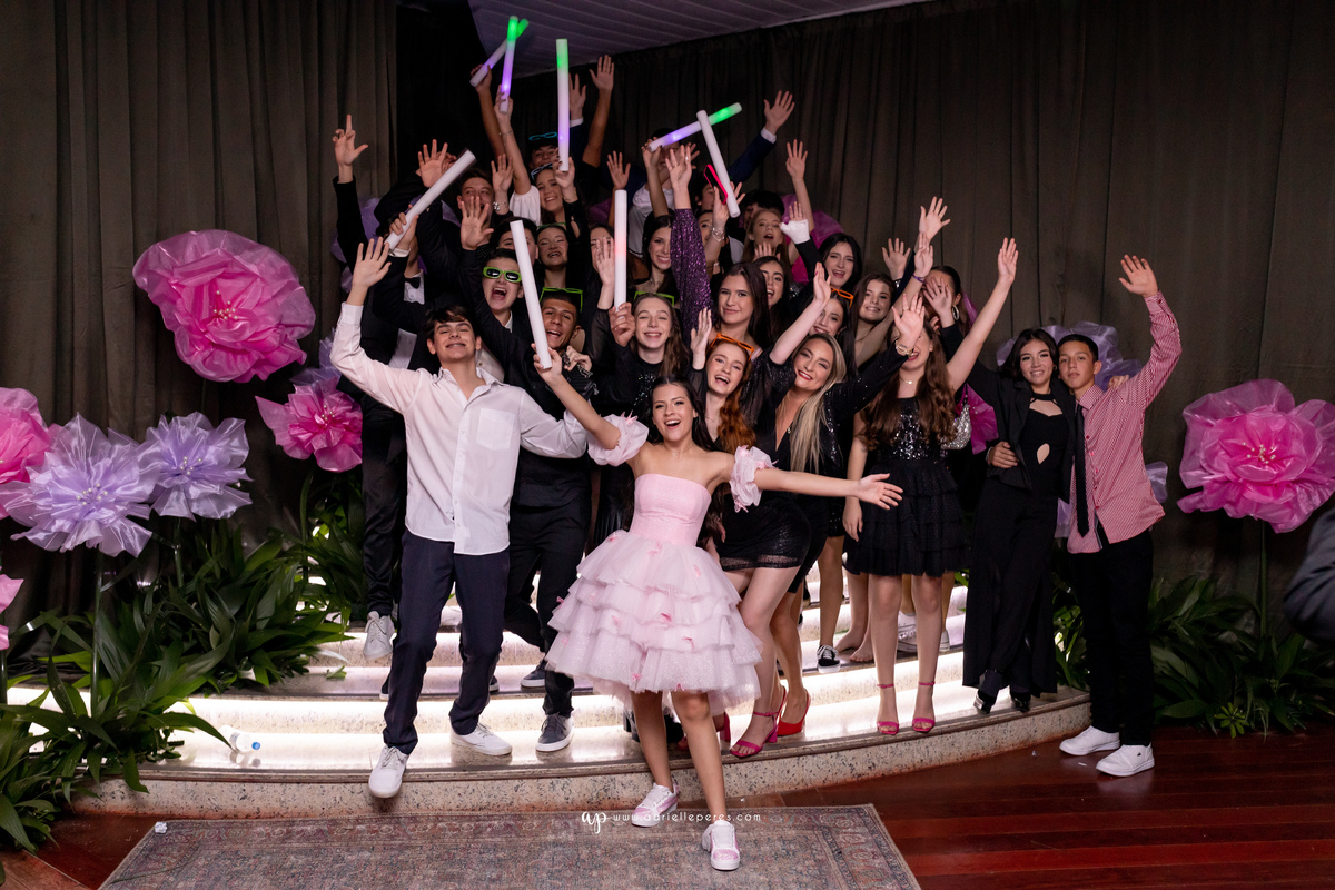 Adrielle Peres Fotografia, Alex Videos; DECORAÇÃO: Silvia Flores Eventos, DJ: Matheus Lazaretti, PISTA DE LED: Pixel Led, DRINKS: Jumper Bartenders, Baly Energy Drink, Poppi Corner, Amantine Chocolate, VW beauty, Clube Gremio Fronteira - Ararangua/SC