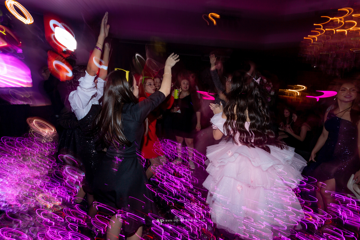 Adrielle Peres Fotografia, Alex Videos; DECORAÇÃO: Silvia Flores Eventos, DJ: Matheus Lazaretti, PISTA DE LED: Pixel Led, DRINKS: Jumper Bartenders, Baly Energy Drink, Poppi Corner, Amantine Chocolate, VW beauty, Clube Gremio Fronteira - Ararangua/SC