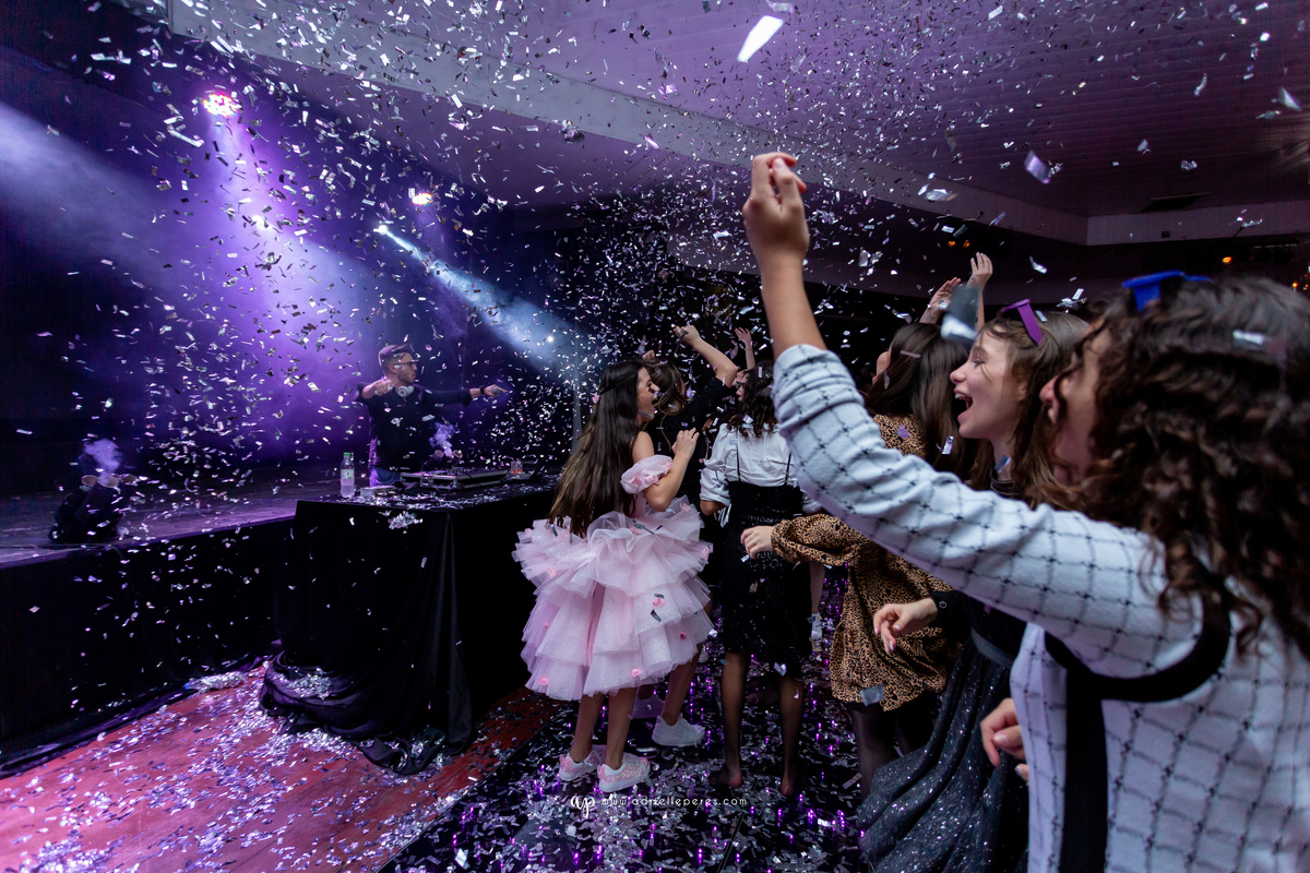 Adrielle Peres Fotografia, Alex Videos; DECORAÇÃO: Silvia Flores Eventos, DJ: Matheus Lazaretti, PISTA DE LED: Pixel Led, DRINKS: Jumper Bartenders, Baly Energy Drink, Poppi Corner, Amantine Chocolate, VW beauty, Clube Gremio Fronteira - Ararangua/SC