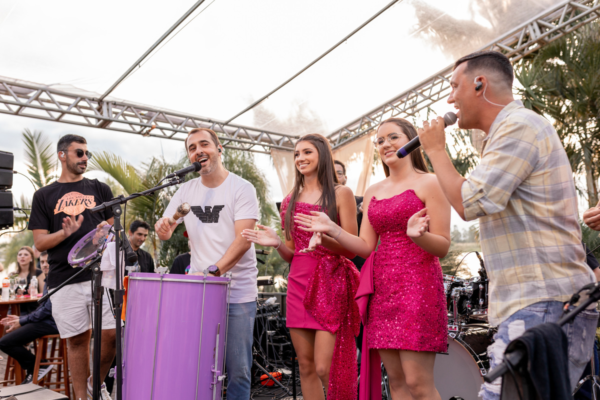 quinze anos gemeas Sítio do Cassio - Sombrio/SC
ASSESORIA: Teka Cerimoniais e Eventos
FOTOGRAFIA: Adrielle Peres Fotógrafa de quinze anos
VIDEO: Tríplice Filmes
VESTIDO: Noivas e Casais
DECORAÇÃO: Art Manha
ILUMINAÇÃO E SOM: Concorde 
