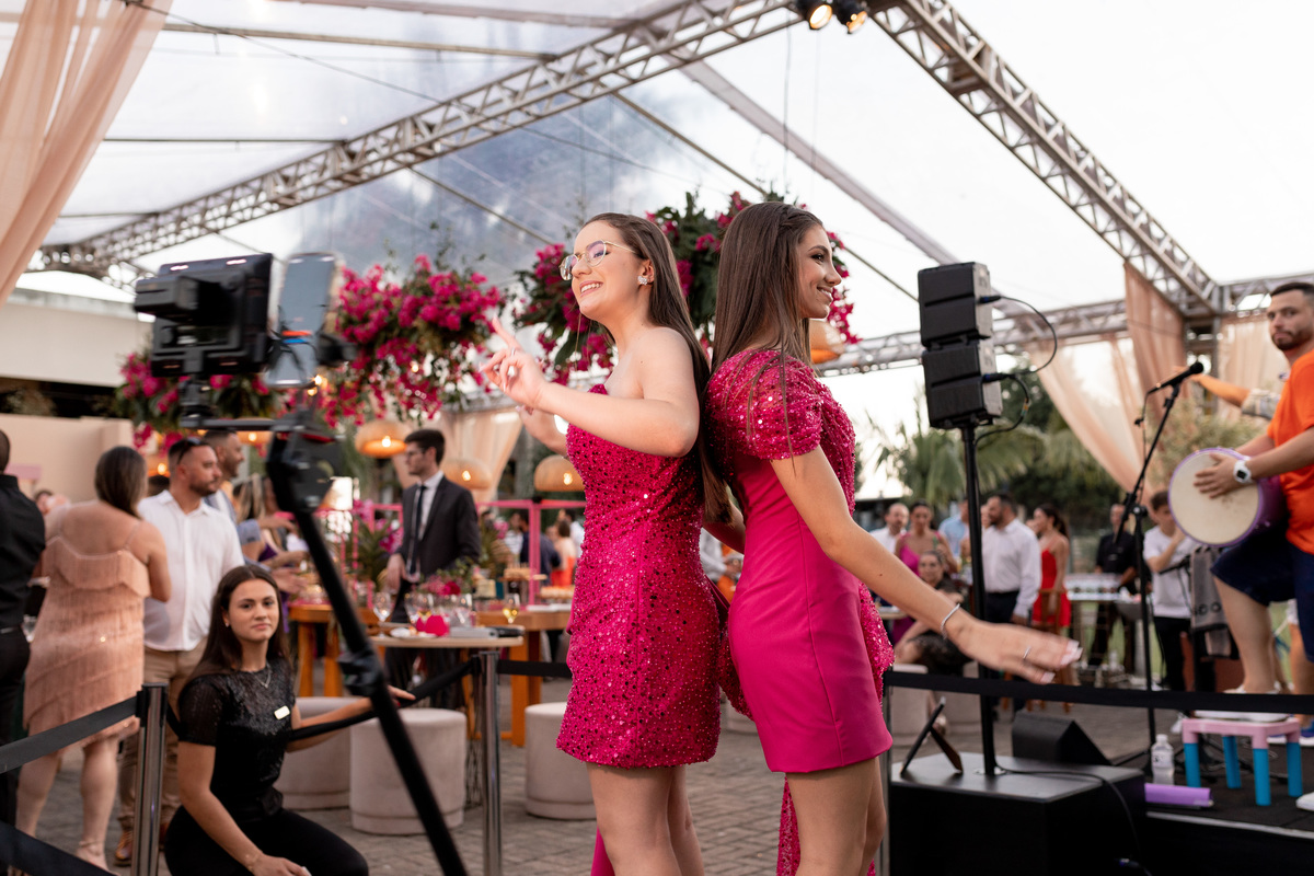 quinze anos gemeas Sítio do Cassio - Sombrio/SC
ASSESORIA: Teka Cerimoniais e Eventos
FOTOGRAFIA: Adrielle Peres Fotógrafa de quinze anos
VIDEO: Tríplice Filmes
VESTIDO: Noivas e Casais
DECORAÇÃO: Art Manha
ILUMINAÇÃO E SOM: Concorde 
