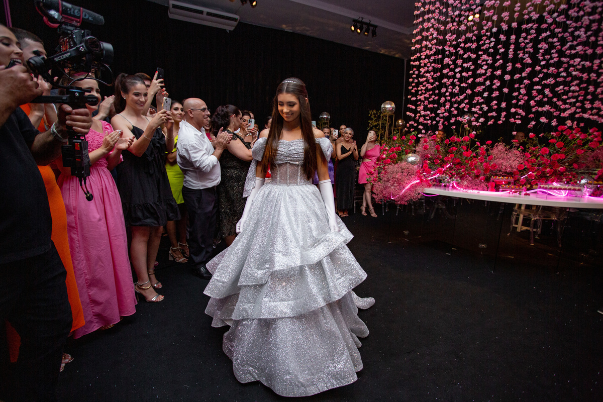 quinze anos gemeas Sítio do Cassio - Sombrio/SC
ASSESORIA: Teka Cerimoniais e Eventos
FOTOGRAFIA: Adrielle Peres Fotógrafa de quinze anos
VIDEO: Tríplice Filmes
VESTIDO: Noivas e Casais
DECORAÇÃO: Art Manha
ILUMINAÇÃO E SOM: Concorde 
