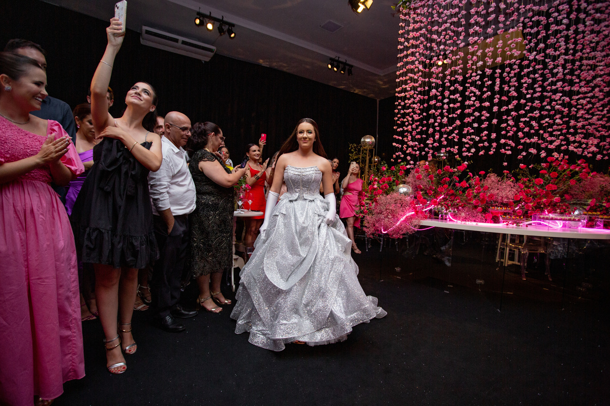 quinze anos gemeas Sítio do Cassio - Sombrio/SC
ASSESORIA: Teka Cerimoniais e Eventos
FOTOGRAFIA: Adrielle Peres Fotógrafa de quinze anos
VIDEO: Tríplice Filmes
VESTIDO: Noivas e Casais
DECORAÇÃO: Art Manha
ILUMINAÇÃO E SOM: Concorde 
