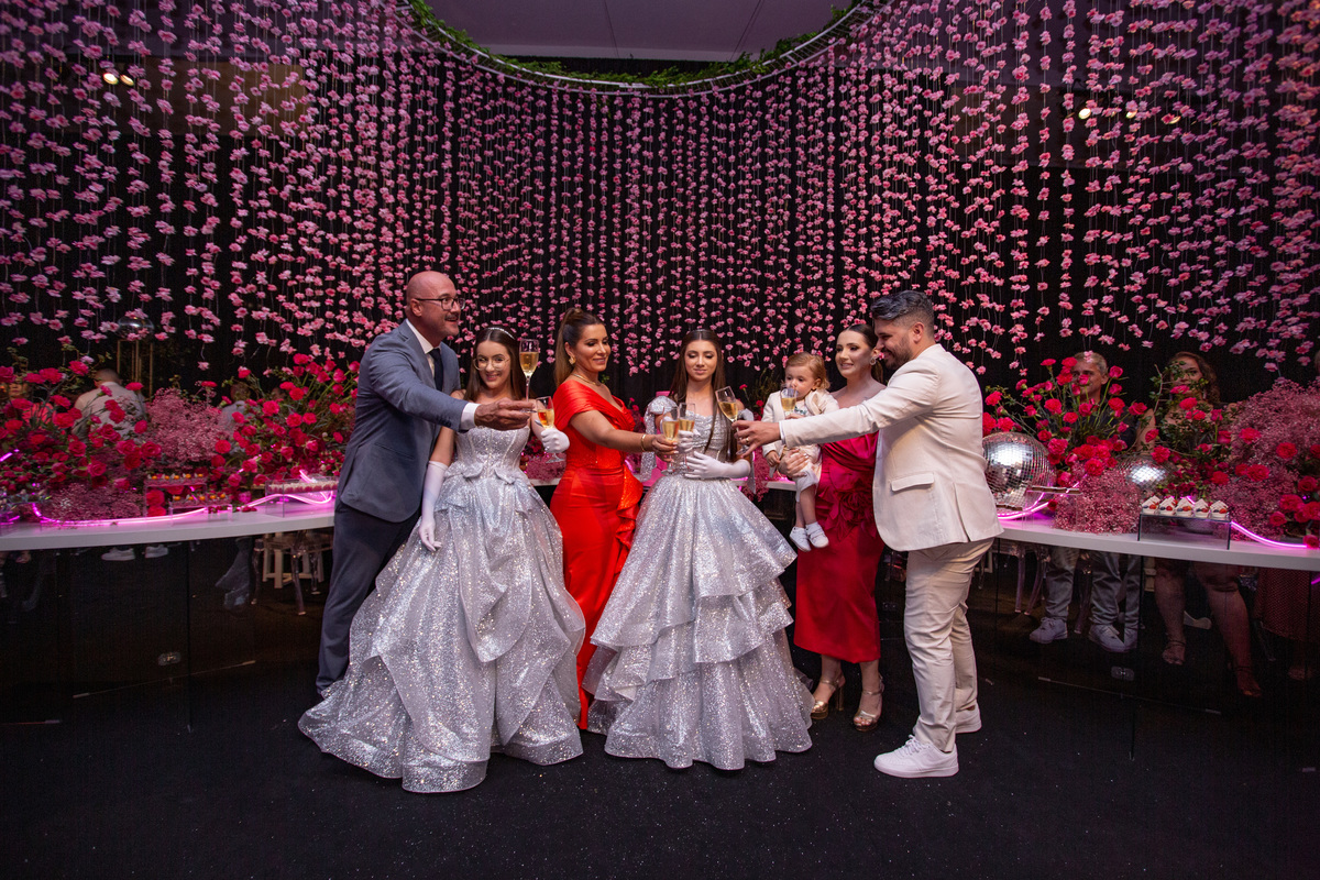 quinze anos gemeas Sítio do Cassio - Sombrio/SC
ASSESORIA: Teka Cerimoniais e Eventos
FOTOGRAFIA: Adrielle Peres Fotógrafa de quinze anos
VIDEO: Tríplice Filmes
VESTIDO: Noivas e Casais
DECORAÇÃO: Art Manha
ILUMINAÇÃO E SOM: Concorde 
