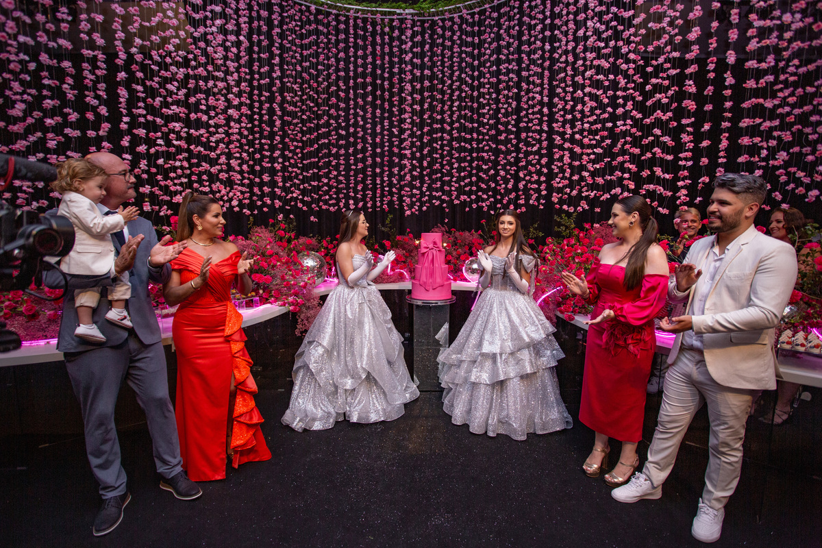 quinze anos gemeas Sítio do Cassio - Sombrio/SC
ASSESORIA: Teka Cerimoniais e Eventos
FOTOGRAFIA: Adrielle Peres Fotógrafa de quinze anos
VIDEO: Tríplice Filmes
VESTIDO: Noivas e Casais
DECORAÇÃO: Art Manha
ILUMINAÇÃO E SOM: Concorde 
