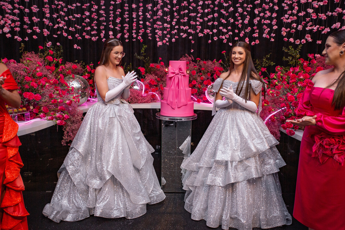 quinze anos gemeas Sítio do Cassio - Sombrio/SC
ASSESORIA: Teka Cerimoniais e Eventos
FOTOGRAFIA: Adrielle Peres Fotógrafa de quinze anos
VIDEO: Tríplice Filmes
VESTIDO: Noivas e Casais
DECORAÇÃO: Art Manha
ILUMINAÇÃO E SOM: Concorde 
