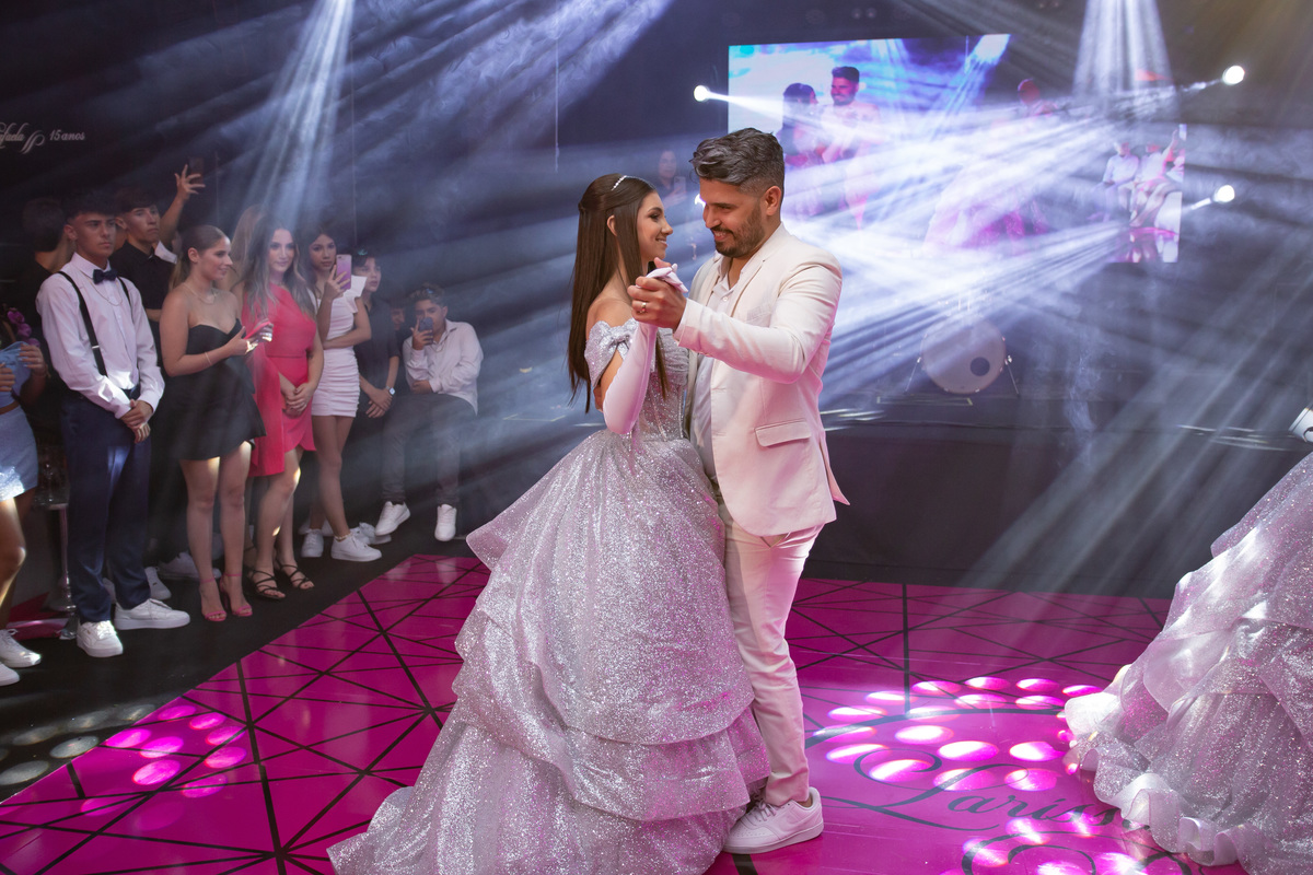 quinze anos gemeas Sítio do Cassio - Sombrio/SC
ASSESORIA: Teka Cerimoniais e Eventos
FOTOGRAFIA: Adrielle Peres Fotógrafa de quinze anos
VIDEO: Tríplice Filmes
VESTIDO: Noivas e Casais
DECORAÇÃO: Art Manha
ILUMINAÇÃO E SOM: Concorde 
