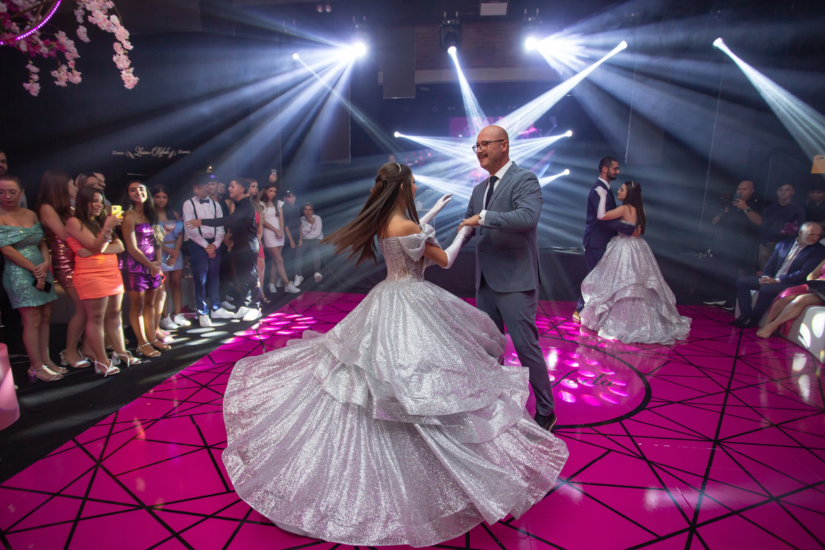 quinze anos gemeas Sítio do Cassio - Sombrio/SC
ASSESORIA: Teka Cerimoniais e Eventos
FOTOGRAFIA: Adrielle Peres Fotógrafa de quinze anos
VIDEO: Tríplice Filmes
VESTIDO: Noivas e Casais
DECORAÇÃO: Art Manha
ILUMINAÇÃO E SOM: Concorde 
