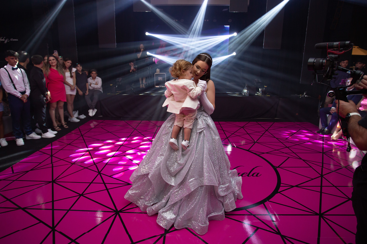 quinze anos gemeas Sítio do Cassio - Sombrio/SC
ASSESORIA: Teka Cerimoniais e Eventos
FOTOGRAFIA: Adrielle Peres Fotógrafa de quinze anos
VIDEO: Tríplice Filmes
VESTIDO: Noivas e Casais
DECORAÇÃO: Art Manha
ILUMINAÇÃO E SOM: Concorde 
