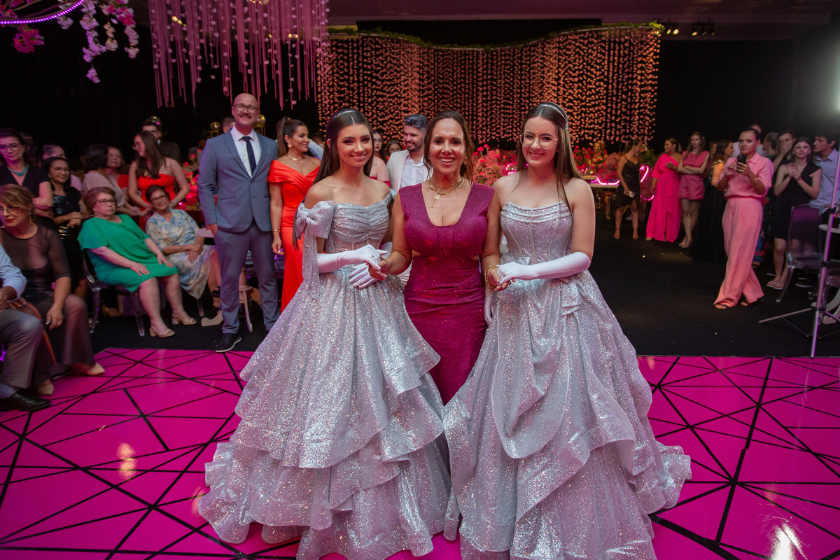 quinze anos gemeas Sítio do Cassio - Sombrio/SC
ASSESORIA: Teka Cerimoniais e Eventos
FOTOGRAFIA: Adrielle Peres Fotógrafa de quinze anos
VIDEO: Tríplice Filmes
VESTIDO: Noivas e Casais
DECORAÇÃO: Art Manha
ILUMINAÇÃO E SOM: Concorde 
