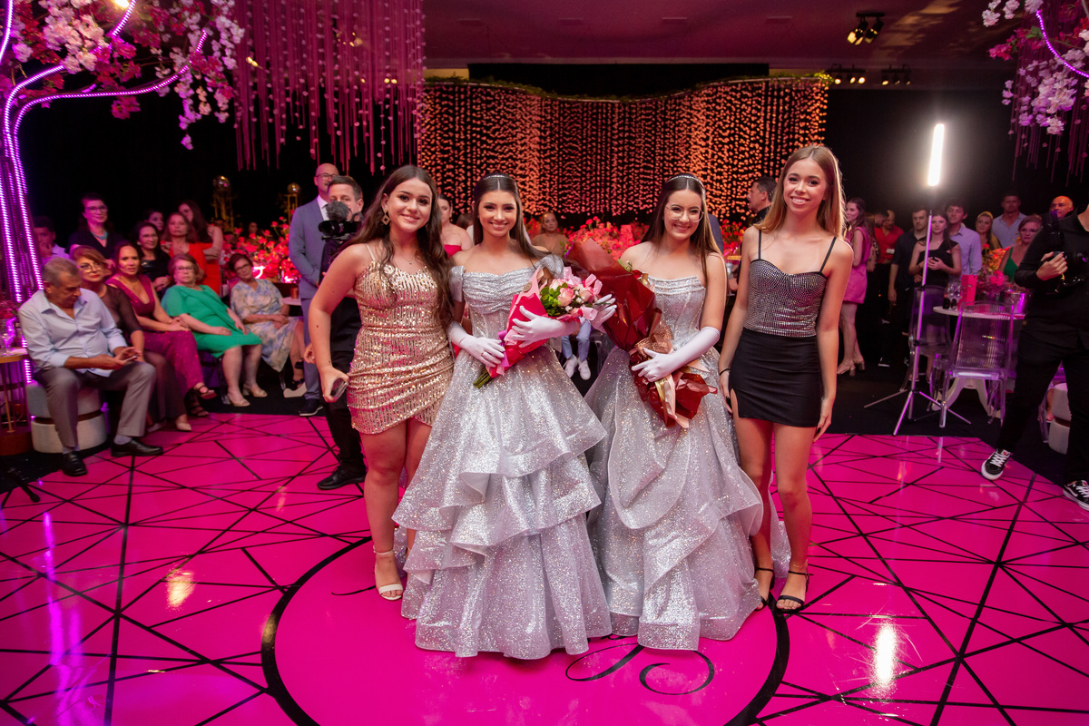 quinze anos gemeas Sítio do Cassio - Sombrio/SC
ASSESORIA: Teka Cerimoniais e Eventos
FOTOGRAFIA: Adrielle Peres Fotógrafa de quinze anos
VIDEO: Tríplice Filmes
VESTIDO: Noivas e Casais
DECORAÇÃO: Art Manha
ILUMINAÇÃO E SOM: Concorde 
