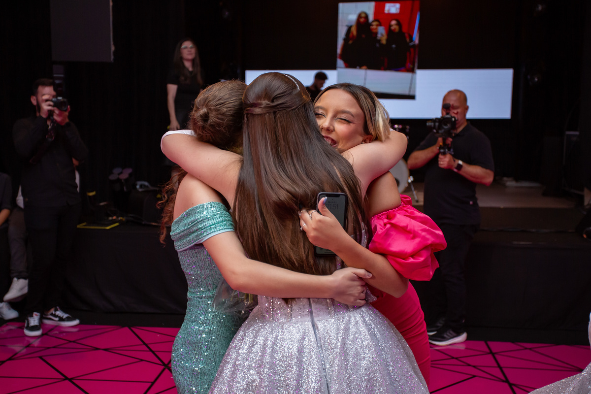 quinze anos gemeas Sítio do Cassio - Sombrio/SC
ASSESORIA: Teka Cerimoniais e Eventos
FOTOGRAFIA: Adrielle Peres Fotógrafa de quinze anos
VIDEO: Tríplice Filmes
VESTIDO: Noivas e Casais
DECORAÇÃO: Art Manha
ILUMINAÇÃO E SOM: Concorde 
