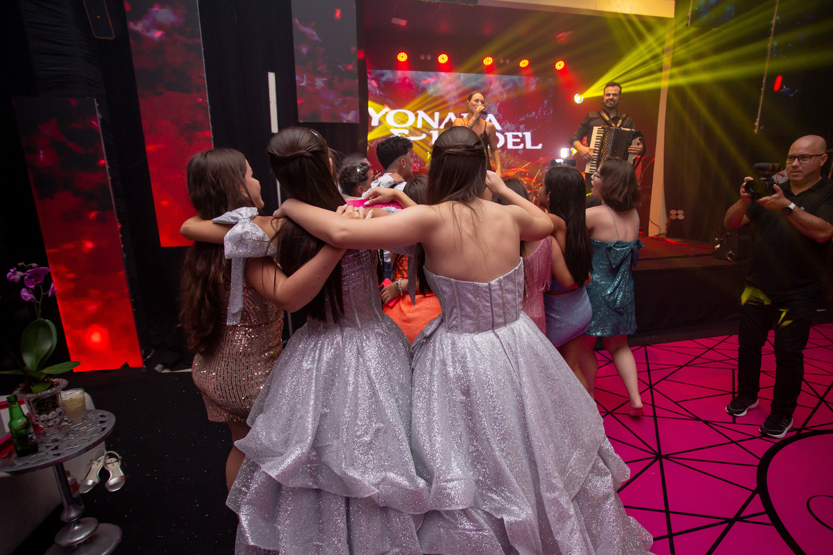 quinze anos gemeas Sítio do Cassio - Sombrio/SC
ASSESORIA: Teka Cerimoniais e Eventos
FOTOGRAFIA: Adrielle Peres Fotógrafa de quinze anos
VIDEO: Tríplice Filmes
VESTIDO: Noivas e Casais
DECORAÇÃO: Art Manha
ILUMINAÇÃO E SOM: Concorde 
