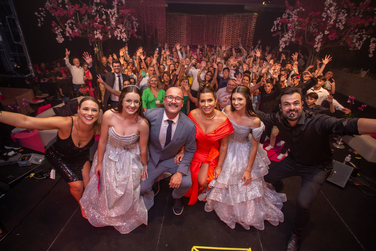 quinze anos gemeas Sítio do Cassio - Sombrio/SC
ASSESORIA: Teka Cerimoniais e Eventos
FOTOGRAFIA: Adrielle Peres Fotógrafa de quinze anos
VIDEO: Tríplice Filmes
VESTIDO: Noivas e Casais
DECORAÇÃO: Art Manha
ILUMINAÇÃO E SOM: Concorde 
