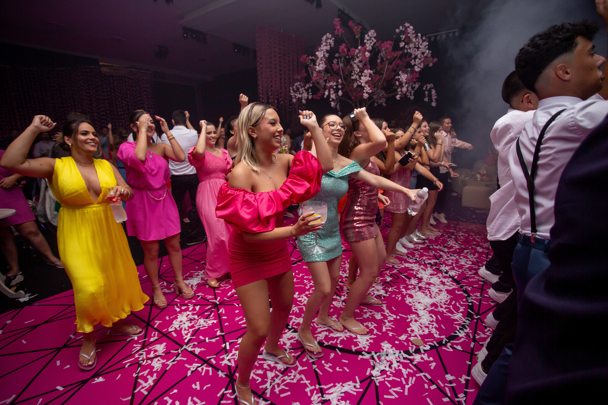 quinze anos gemeas Sítio do Cassio - Sombrio/SC
ASSESORIA: Teka Cerimoniais e Eventos
FOTOGRAFIA: Adrielle Peres Fotógrafa de quinze anos
VIDEO: Tríplice Filmes
VESTIDO: Noivas e Casais
DECORAÇÃO: Art Manha
ILUMINAÇÃO E SOM: Concorde 
