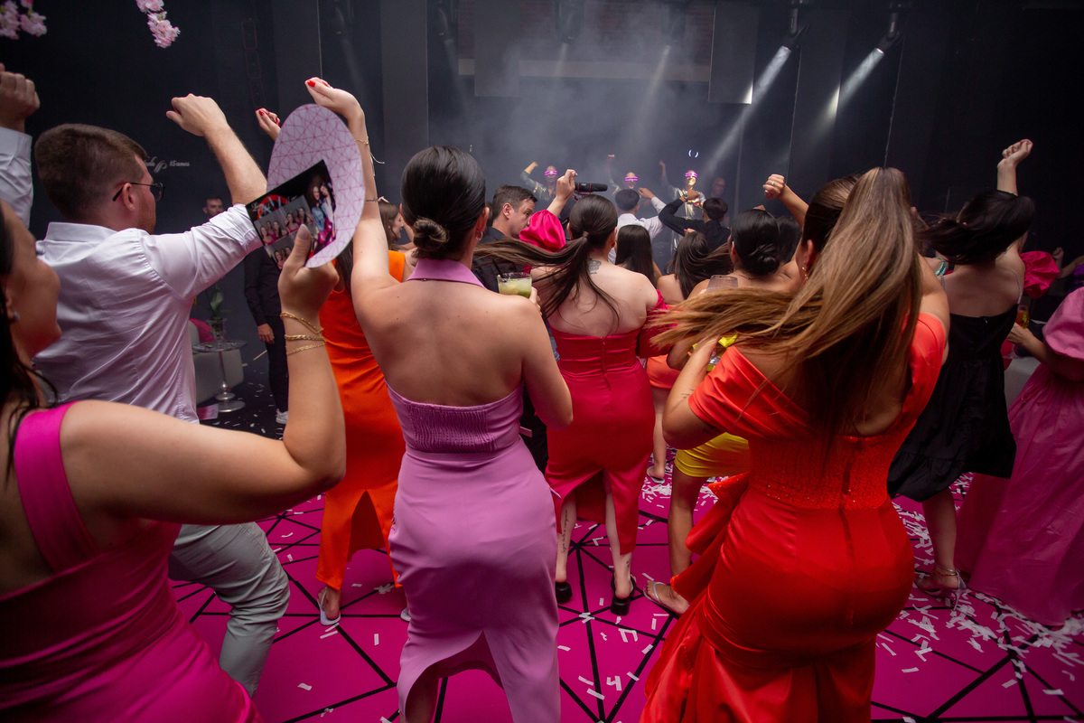 quinze anos gemeas Sítio do Cassio - Sombrio/SC
ASSESORIA: Teka Cerimoniais e Eventos
FOTOGRAFIA: Adrielle Peres Fotógrafa de quinze anos
VIDEO: Tríplice Filmes
VESTIDO: Noivas e Casais
DECORAÇÃO: Art Manha
ILUMINAÇÃO E SOM: Concorde 
