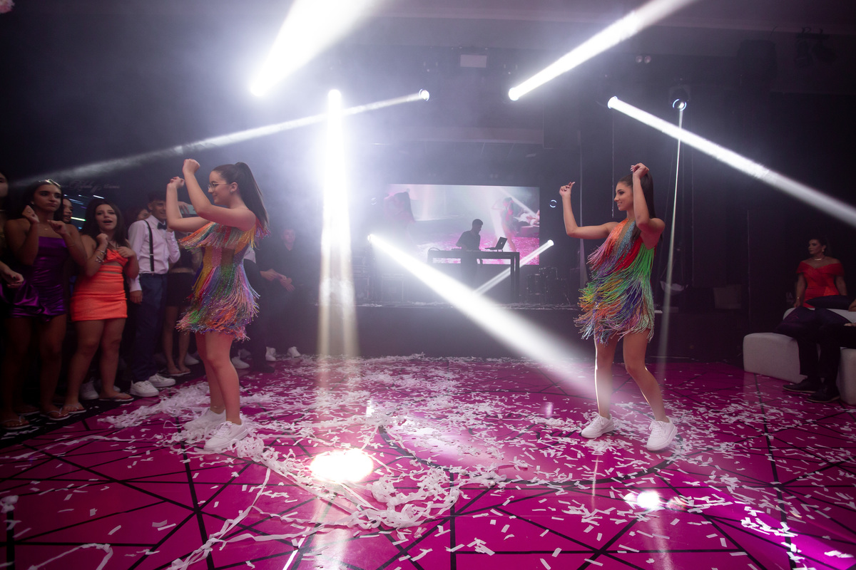 quinze anos gemeas Sítio do Cassio - Sombrio/SC
ASSESORIA: Teka Cerimoniais e Eventos
FOTOGRAFIA: Adrielle Peres Fotógrafa de quinze anos
VIDEO: Tríplice Filmes
VESTIDO: Noivas e Casais
DECORAÇÃO: Art Manha
ILUMINAÇÃO E SOM: Concorde 
