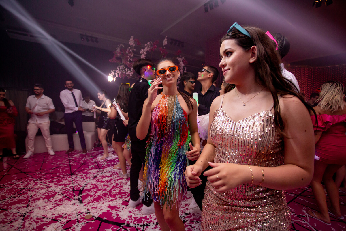 quinze anos gemeas Sítio do Cassio - Sombrio/SC
ASSESORIA: Teka Cerimoniais e Eventos
FOTOGRAFIA: Adrielle Peres Fotógrafa de quinze anos
VIDEO: Tríplice Filmes
VESTIDO: Noivas e Casais
DECORAÇÃO: Art Manha
ILUMINAÇÃO E SOM: Concorde 
