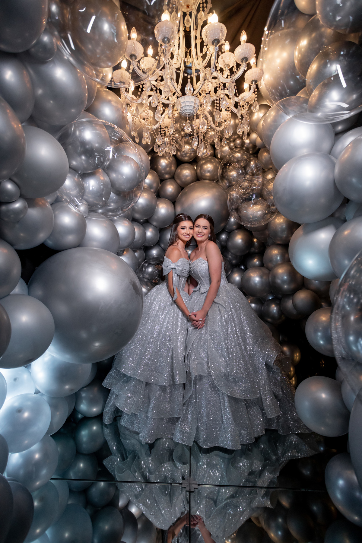 quinze anos gemeas Sítio do Cassio - Sombrio/SC
ASSESORIA: Teka Cerimoniais e Eventos
FOTOGRAFIA: Adrielle Peres Fotógrafa de quinze anos
VIDEO: Tríplice Filmes
VESTIDO: Noivas e Casais
DECORAÇÃO: Art Manha
ILUMINAÇÃO E SOM: Concorde 
