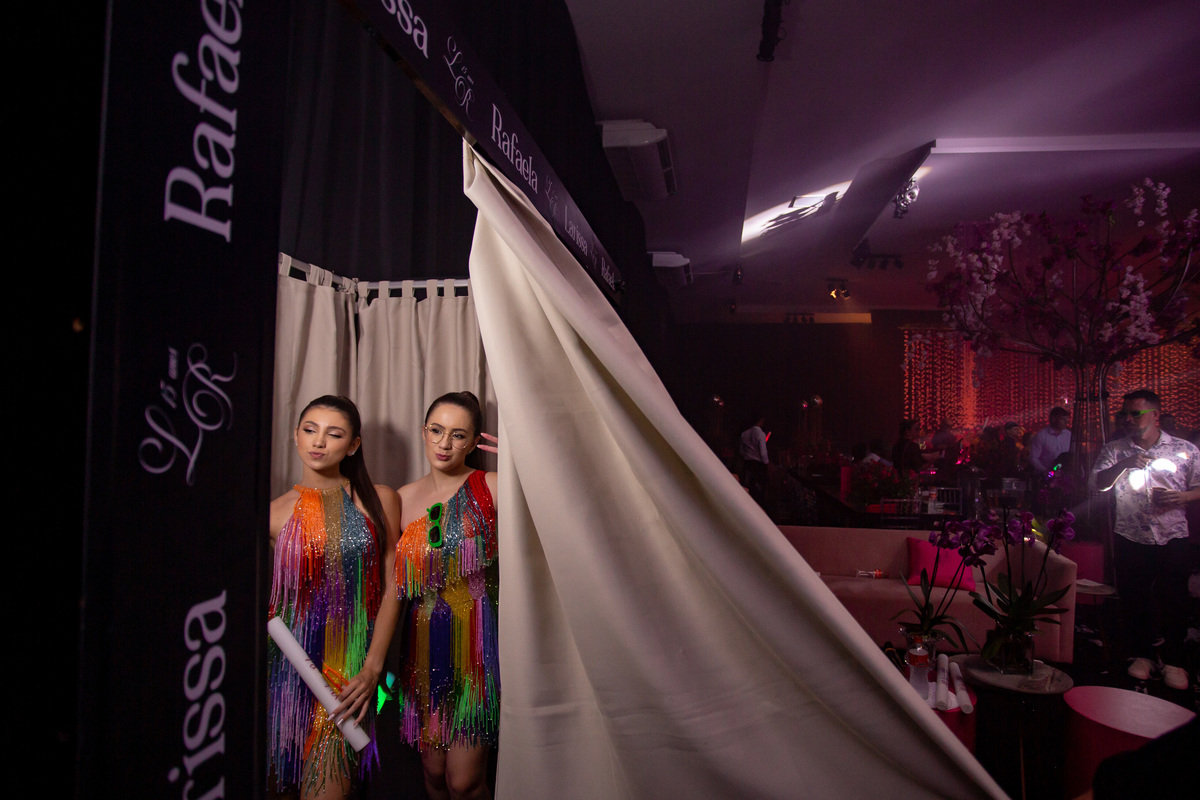 quinze anos gemeas Sítio do Cassio - Sombrio/SC
ASSESORIA: Teka Cerimoniais e Eventos
FOTOGRAFIA: Adrielle Peres Fotógrafa de quinze anos
VIDEO: Tríplice Filmes
VESTIDO: Noivas e Casais
DECORAÇÃO: Art Manha
ILUMINAÇÃO E SOM: Concorde 
