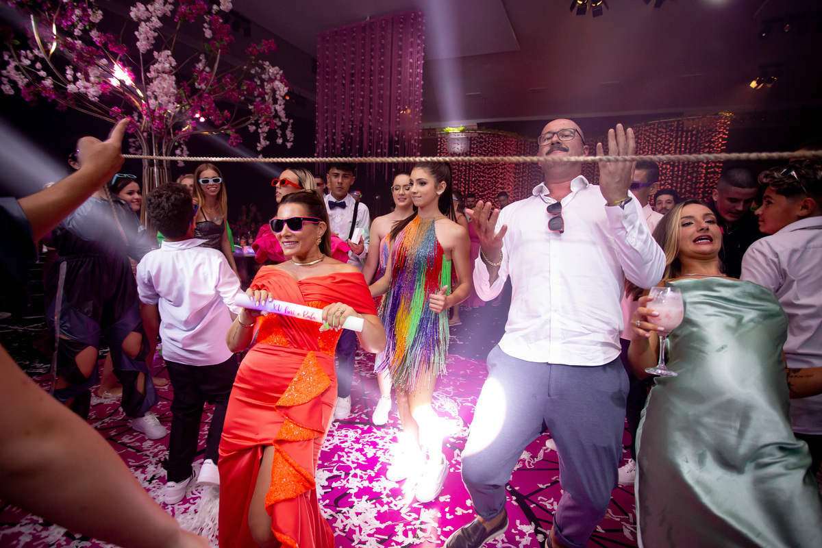 quinze anos gemeas Sítio do Cassio - Sombrio/SC
ASSESORIA: Teka Cerimoniais e Eventos
FOTOGRAFIA: Adrielle Peres Fotógrafa de quinze anos
VIDEO: Tríplice Filmes
VESTIDO: Noivas e Casais
DECORAÇÃO: Art Manha
ILUMINAÇÃO E SOM: Concorde 
