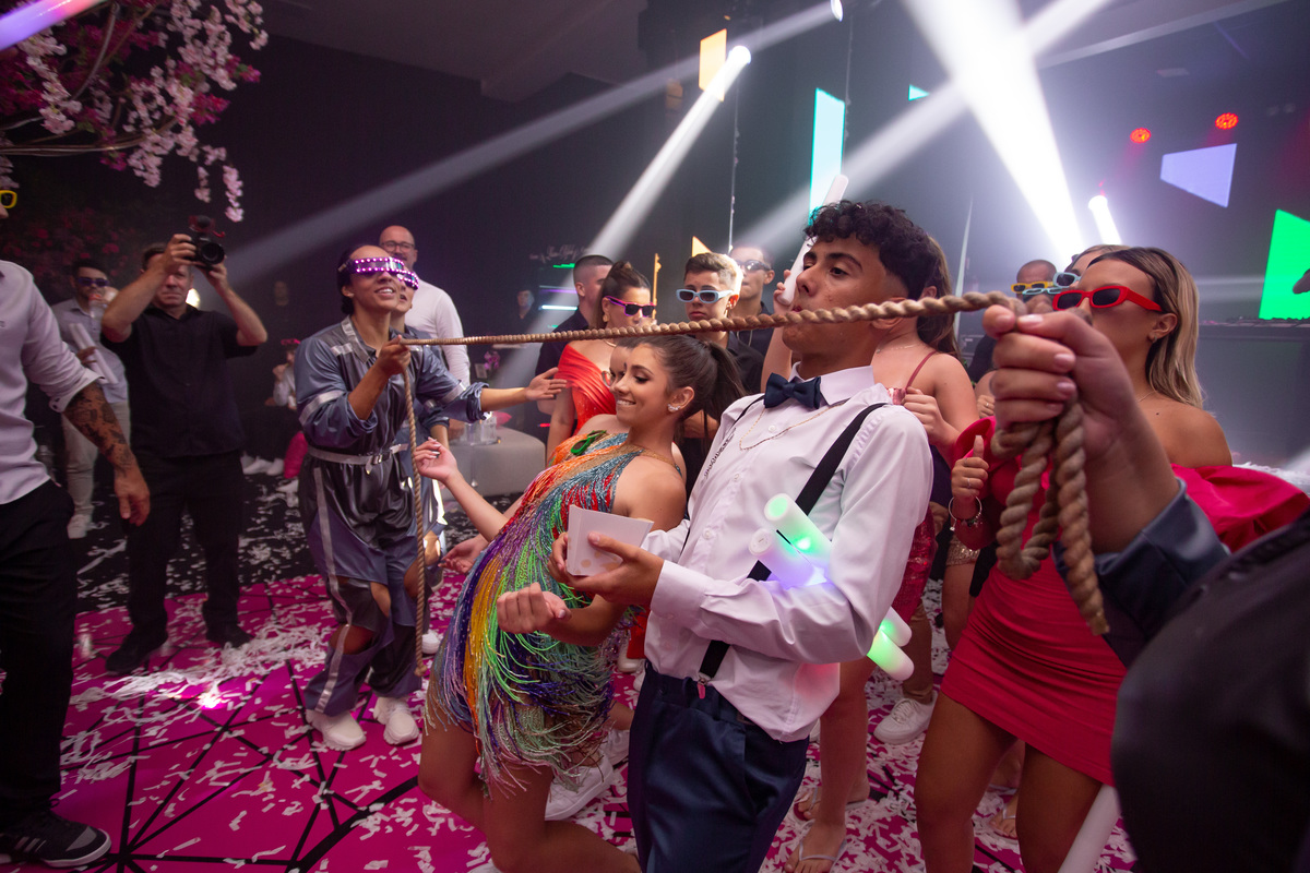 quinze anos gemeas Sítio do Cassio - Sombrio/SC
ASSESORIA: Teka Cerimoniais e Eventos
FOTOGRAFIA: Adrielle Peres Fotógrafa de quinze anos
VIDEO: Tríplice Filmes
VESTIDO: Noivas e Casais
DECORAÇÃO: Art Manha
ILUMINAÇÃO E SOM: Concorde 
