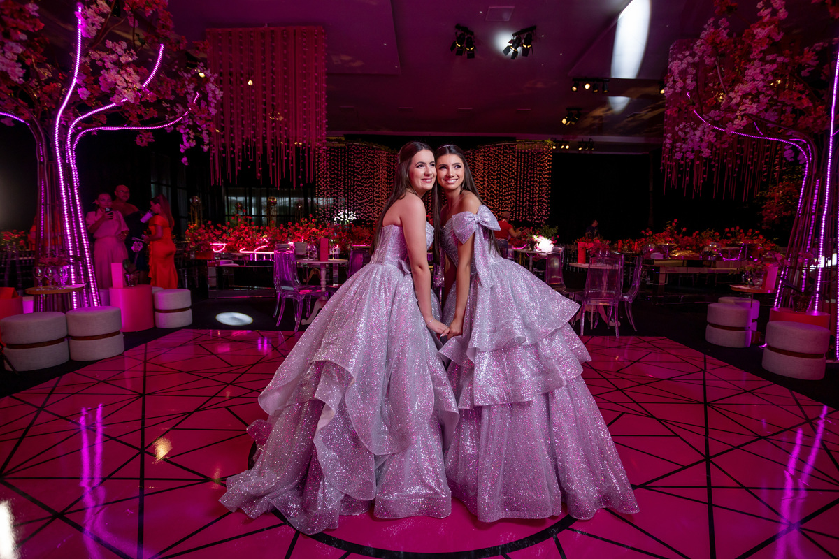 quinze anos gemeas Sítio do Cassio - Sombrio/SC
ASSESORIA: Teka Cerimoniais e Eventos
FOTOGRAFIA: Adrielle Peres Fotógrafa de quinze anos
VIDEO: Tríplice Filmes
VESTIDO: Noivas e Casais
DECORAÇÃO: Art Manha
ILUMINAÇÃO E SOM: Concorde 
