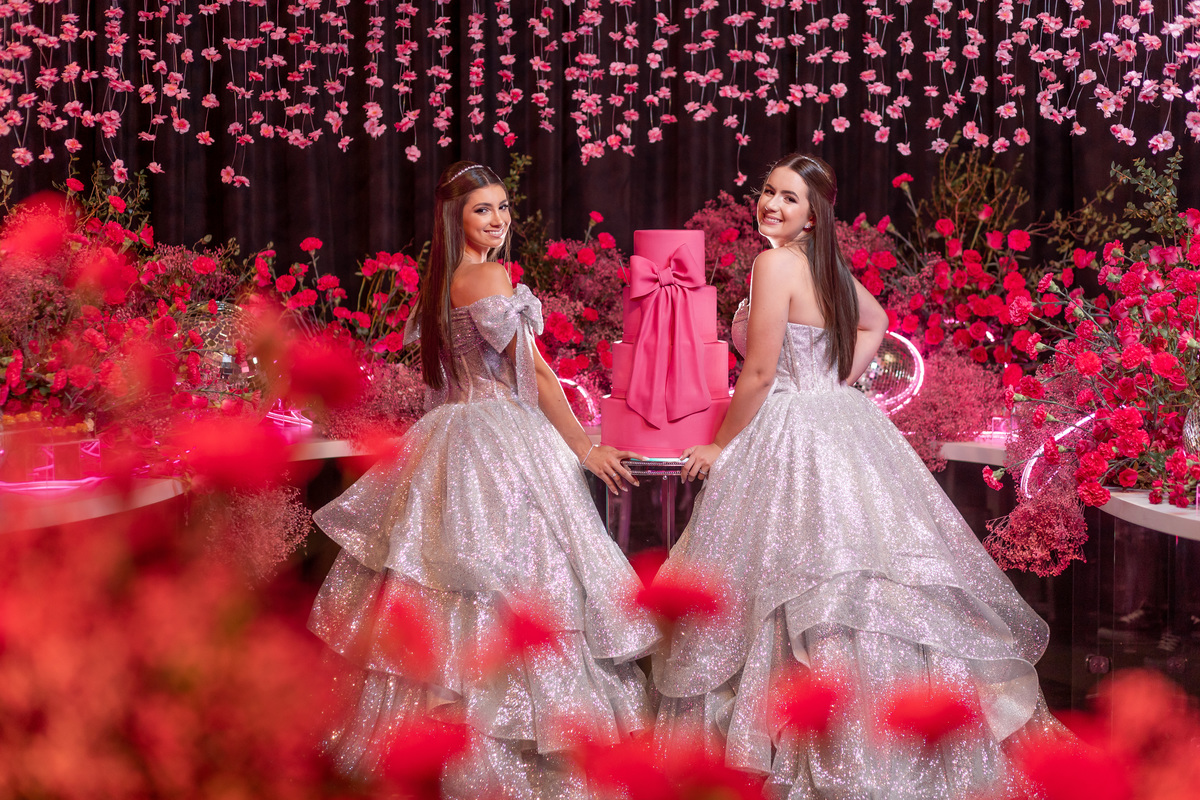 quinze anos gemeas Sítio do Cassio - Sombrio/SC
ASSESORIA: Teka Cerimoniais e Eventos
FOTOGRAFIA: Adrielle Peres Fotógrafa de quinze anos
VIDEO: Tríplice Filmes
VESTIDO: Noivas e Casais
DECORAÇÃO: Art Manha
ILUMINAÇÃO E SOM: Concorde 
