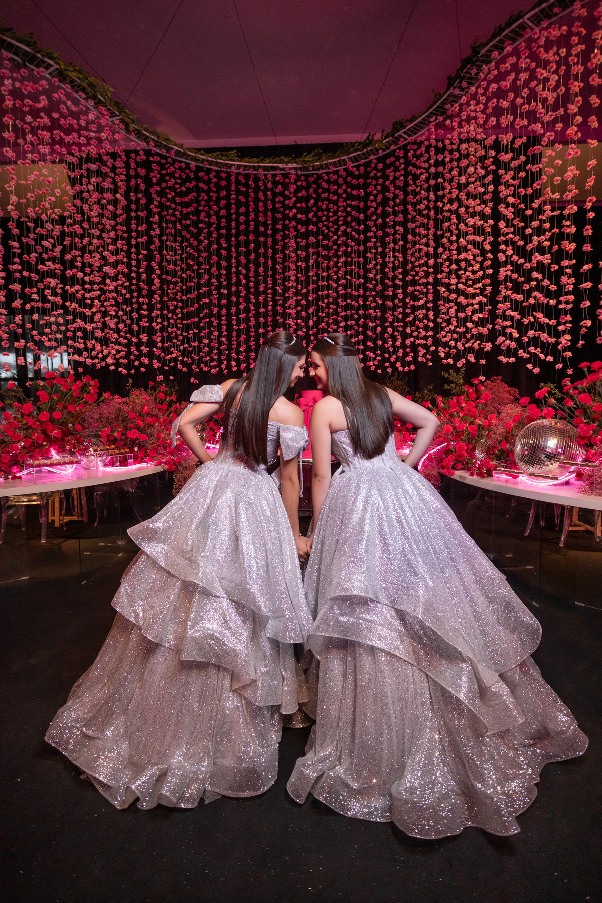 quinze anos gemeas Sítio do Cassio - Sombrio/SC
ASSESORIA: Teka Cerimoniais e Eventos
FOTOGRAFIA: Adrielle Peres Fotógrafa de quinze anos
VIDEO: Tríplice Filmes
VESTIDO: Noivas e Casais
DECORAÇÃO: Art Manha
ILUMINAÇÃO E SOM: Concorde 
