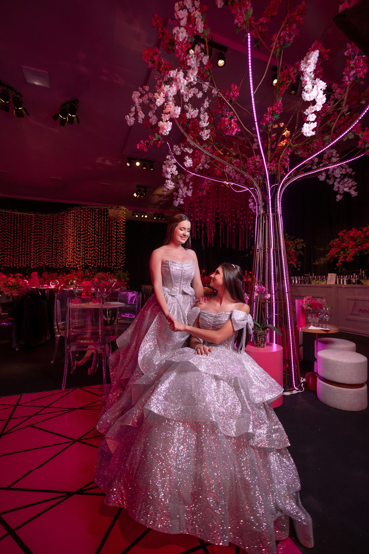 quinze anos gemeas Sítio do Cassio - Sombrio/SC
ASSESORIA: Teka Cerimoniais e Eventos
FOTOGRAFIA: Adrielle Peres Fotógrafa de quinze anos
VIDEO: Tríplice Filmes
VESTIDO: Noivas e Casais
DECORAÇÃO: Art Manha
ILUMINAÇÃO E SOM: Concorde 
