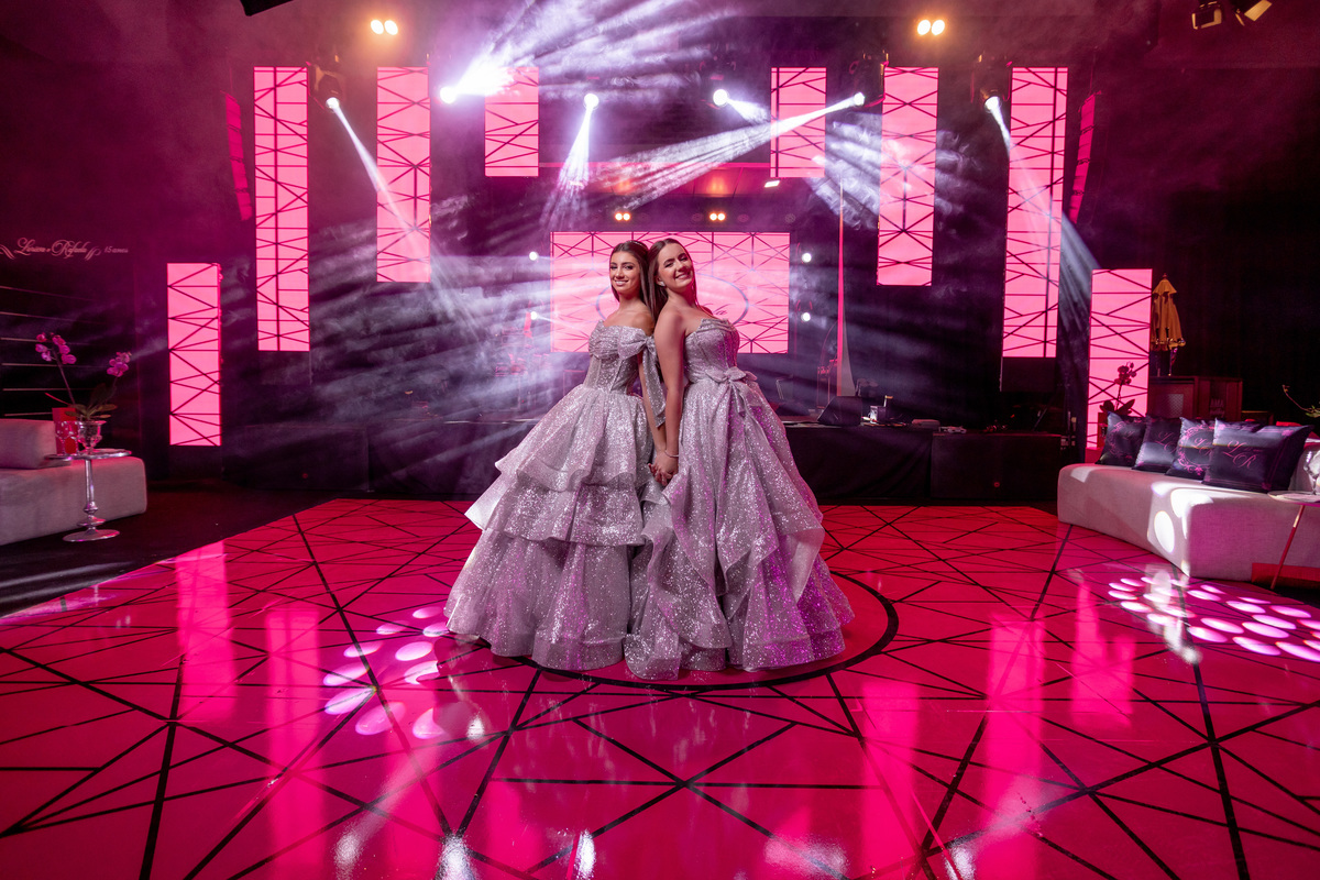 quinze anos gemeas Sítio do Cassio - Sombrio/SC
ASSESORIA: Teka Cerimoniais e Eventos
FOTOGRAFIA: Adrielle Peres Fotógrafa de quinze anos
VIDEO: Tríplice Filmes
VESTIDO: Noivas e Casais
DECORAÇÃO: Art Manha
ILUMINAÇÃO E SOM: Concorde 
