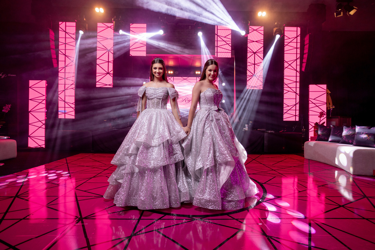 quinze anos gemeas Sítio do Cassio - Sombrio/SC
ASSESORIA: Teka Cerimoniais e Eventos
FOTOGRAFIA: Adrielle Peres Fotógrafa de quinze anos
VIDEO: Tríplice Filmes
VESTIDO: Noivas e Casais
DECORAÇÃO: Art Manha
ILUMINAÇÃO E SOM: Concorde 
