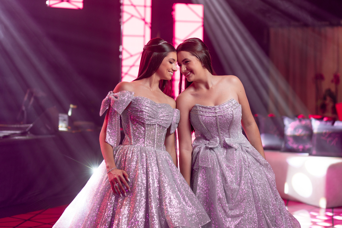 quinze anos gemeas Sítio do Cassio - Sombrio/SC
ASSESORIA: Teka Cerimoniais e Eventos
FOTOGRAFIA: Adrielle Peres Fotógrafa de quinze anos
VIDEO: Tríplice Filmes
VESTIDO: Noivas e Casais
DECORAÇÃO: Art Manha
ILUMINAÇÃO E SOM: Concorde 
