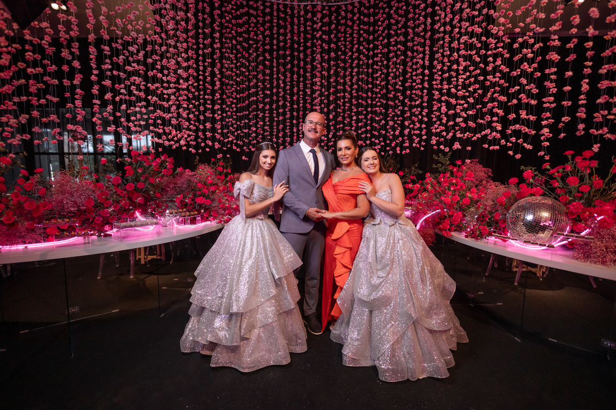 quinze anos gemeas Sítio do Cassio - Sombrio/SC
ASSESORIA: Teka Cerimoniais e Eventos
FOTOGRAFIA: Adrielle Peres Fotógrafa de quinze anos
VIDEO: Tríplice Filmes
VESTIDO: Noivas e Casais
DECORAÇÃO: Art Manha
ILUMINAÇÃO E SOM: Concorde 
