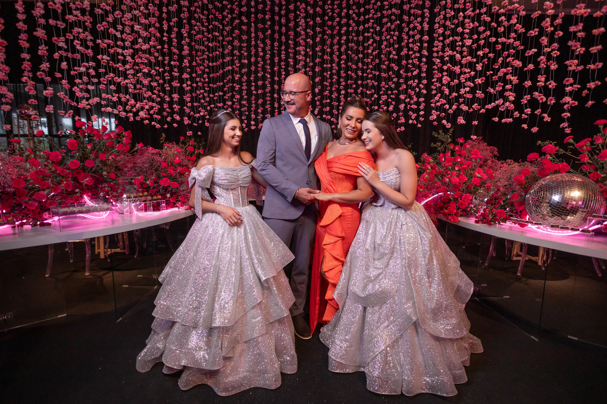 quinze anos gemeas Sítio do Cassio - Sombrio/SC
ASSESORIA: Teka Cerimoniais e Eventos
FOTOGRAFIA: Adrielle Peres Fotógrafa de quinze anos
VIDEO: Tríplice Filmes
VESTIDO: Noivas e Casais
DECORAÇÃO: Art Manha
ILUMINAÇÃO E SOM: Concorde 
