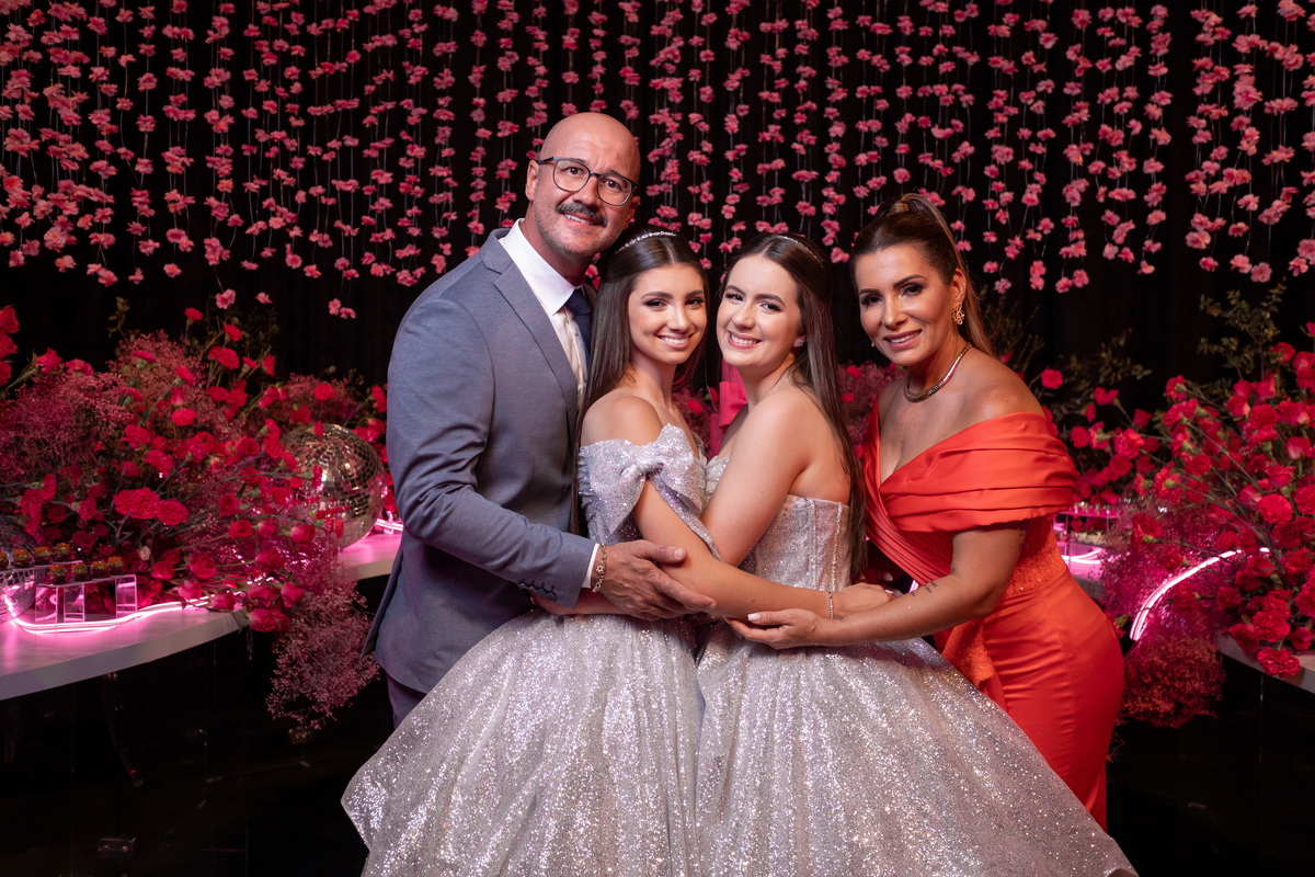 quinze anos gemeas Sítio do Cassio - Sombrio/SC
ASSESORIA: Teka Cerimoniais e Eventos
FOTOGRAFIA: Adrielle Peres Fotógrafa de quinze anos
VIDEO: Tríplice Filmes
VESTIDO: Noivas e Casais
DECORAÇÃO: Art Manha
ILUMINAÇÃO E SOM: Concorde 
