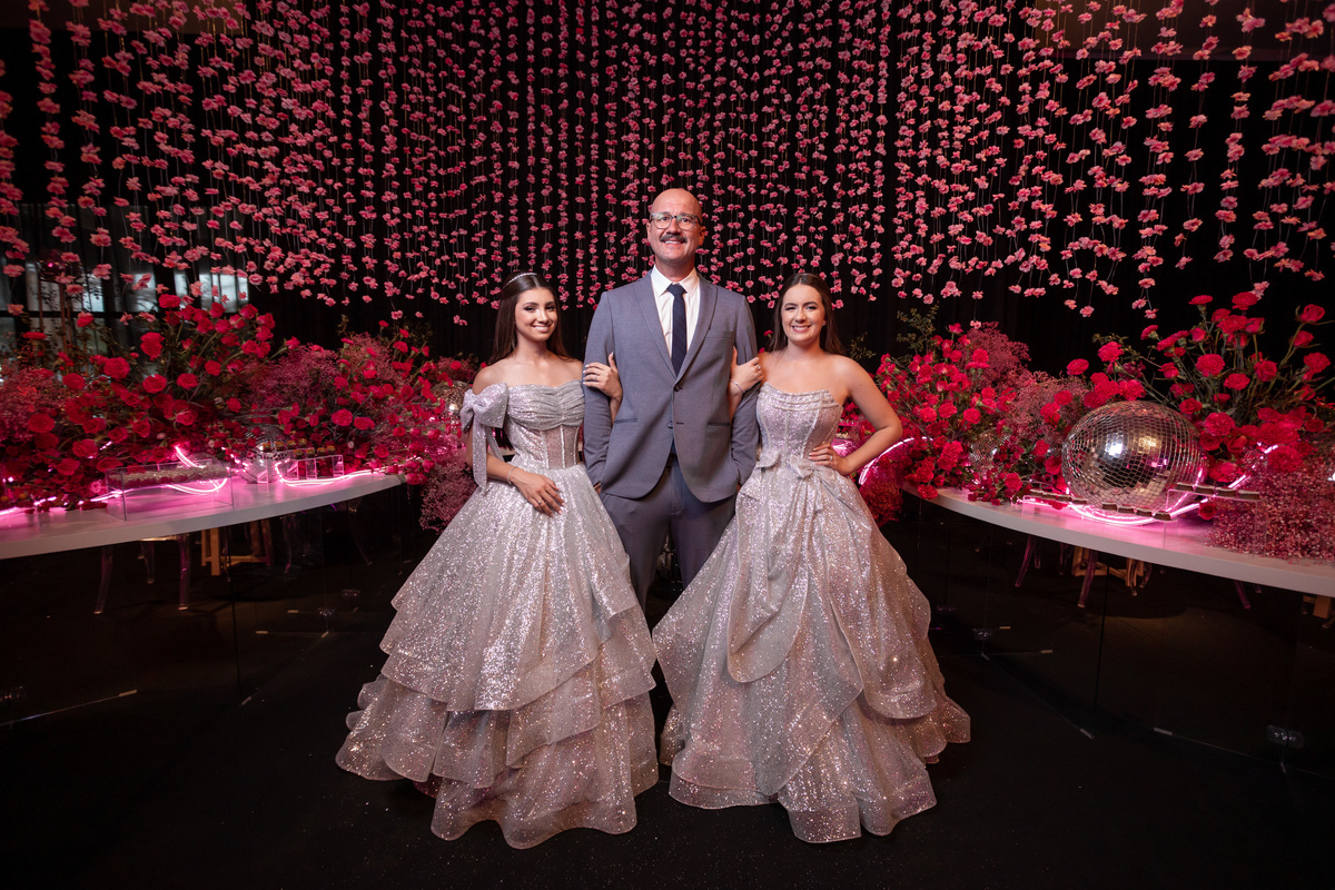 quinze anos gemeas Sítio do Cassio - Sombrio/SC
ASSESORIA: Teka Cerimoniais e Eventos
FOTOGRAFIA: Adrielle Peres Fotógrafa de quinze anos
VIDEO: Tríplice Filmes
VESTIDO: Noivas e Casais
DECORAÇÃO: Art Manha
ILUMINAÇÃO E SOM: Concorde 
