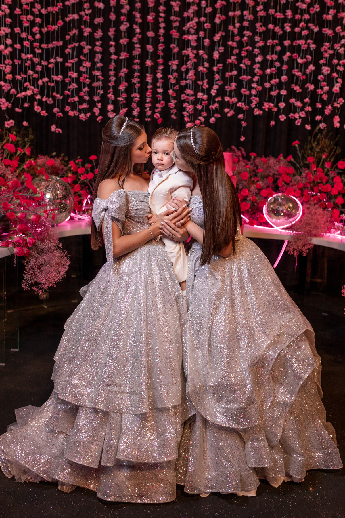 quinze anos gemeas Sítio do Cassio - Sombrio/SC
ASSESORIA: Teka Cerimoniais e Eventos
FOTOGRAFIA: Adrielle Peres Fotógrafa de quinze anos
VIDEO: Tríplice Filmes
VESTIDO: Noivas e Casais
DECORAÇÃO: Art Manha
ILUMINAÇÃO E SOM: Concorde 
