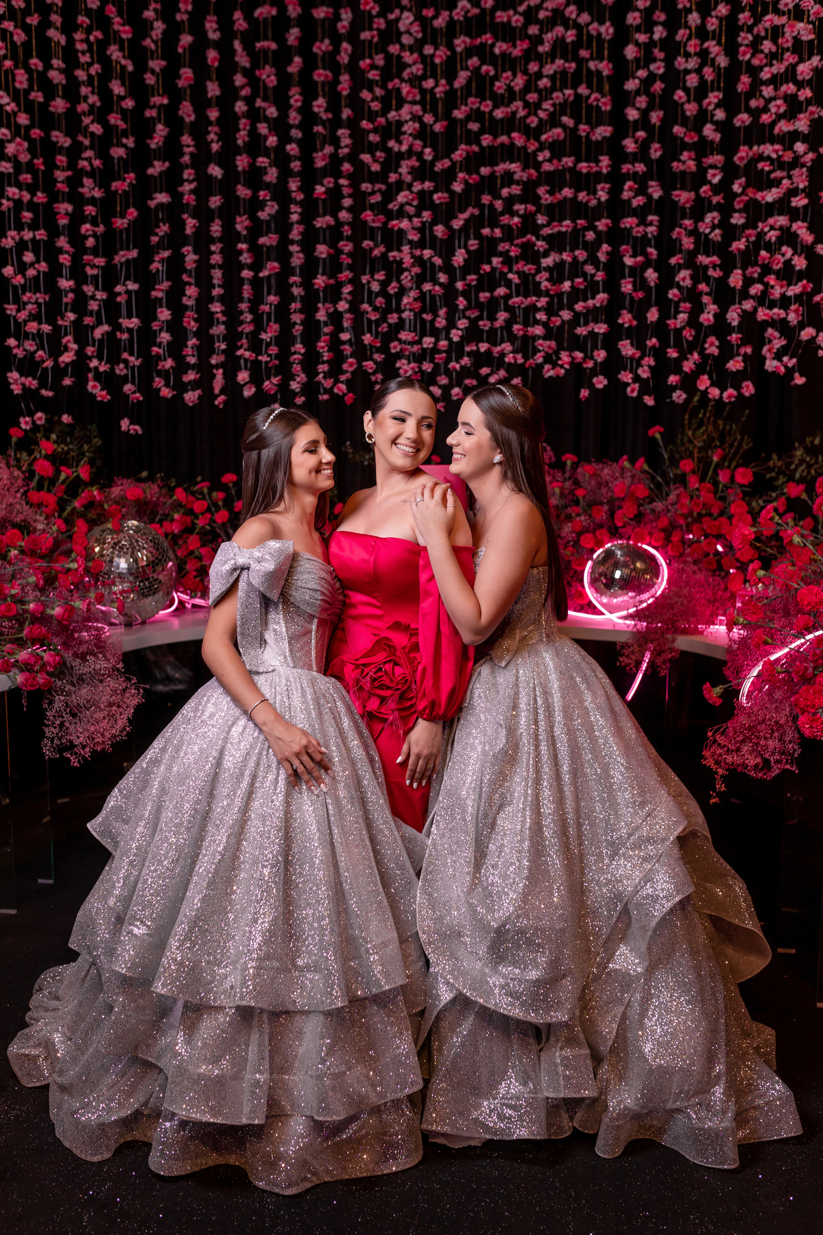 quinze anos gemeas Sítio do Cassio - Sombrio/SC
ASSESORIA: Teka Cerimoniais e Eventos
FOTOGRAFIA: Adrielle Peres Fotógrafa de quinze anos
VIDEO: Tríplice Filmes
VESTIDO: Noivas e Casais
DECORAÇÃO: Art Manha
ILUMINAÇÃO E SOM: Concorde 
