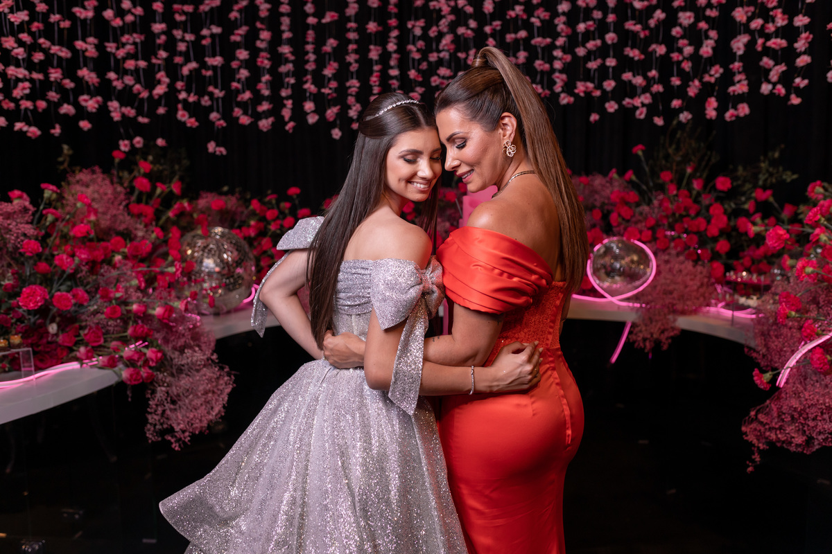 quinze anos gemeas Sítio do Cassio - Sombrio/SC
ASSESORIA: Teka Cerimoniais e Eventos
FOTOGRAFIA: Adrielle Peres Fotógrafa de quinze anos
VIDEO: Tríplice Filmes
VESTIDO: Noivas e Casais
DECORAÇÃO: Art Manha
ILUMINAÇÃO E SOM: Concorde 
