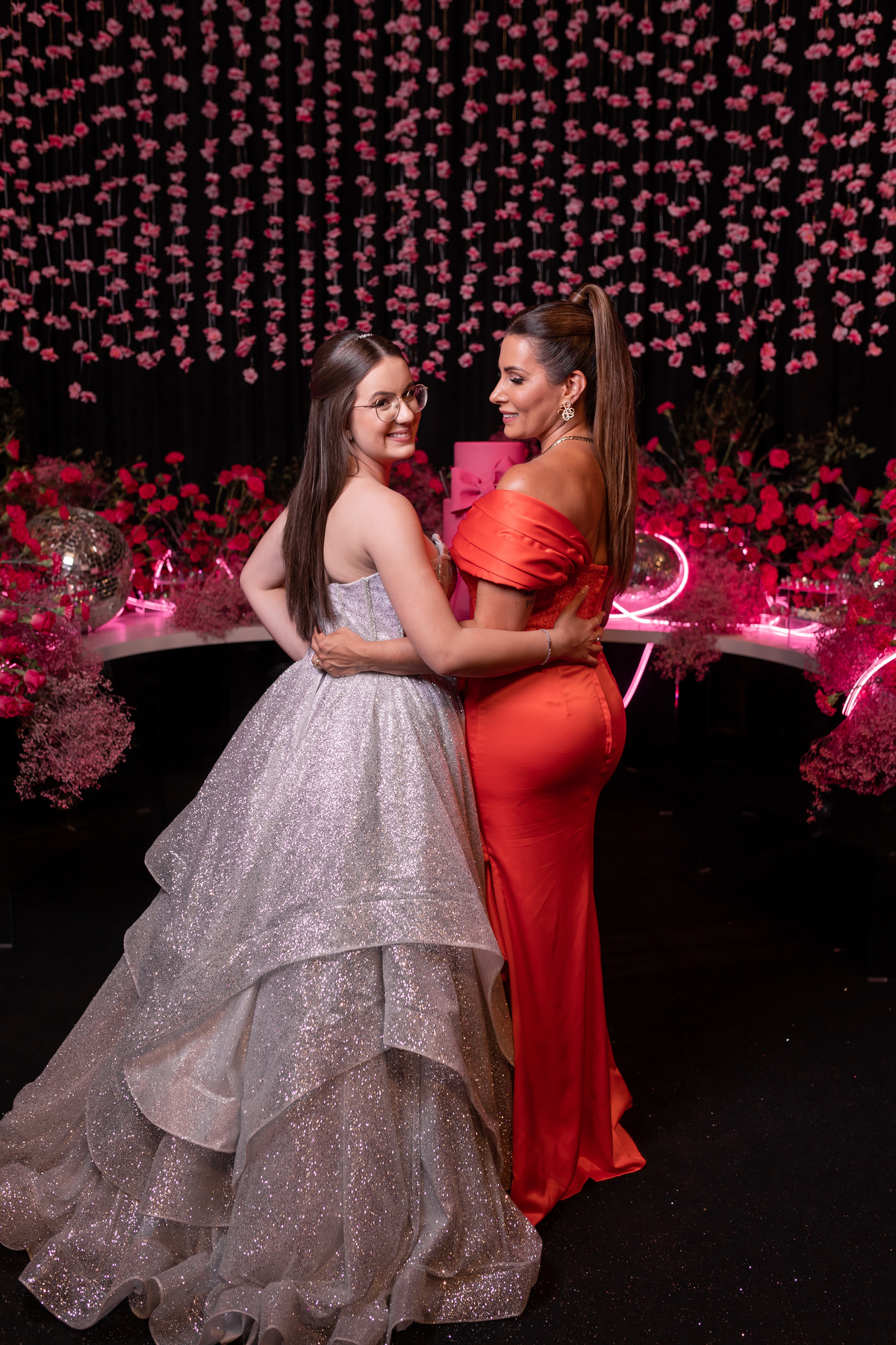 quinze anos gemeas Sítio do Cassio - Sombrio/SC
ASSESORIA: Teka Cerimoniais e Eventos
FOTOGRAFIA: Adrielle Peres Fotógrafa de quinze anos
VIDEO: Tríplice Filmes
VESTIDO: Noivas e Casais
DECORAÇÃO: Art Manha
ILUMINAÇÃO E SOM: Concorde 
