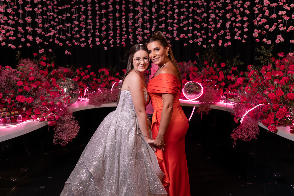 quinze anos gemeas Sítio do Cassio - Sombrio/SC
ASSESORIA: Teka Cerimoniais e Eventos
FOTOGRAFIA: Adrielle Peres Fotógrafa de quinze anos
VIDEO: Tríplice Filmes
VESTIDO: Noivas e Casais
DECORAÇÃO: Art Manha
ILUMINAÇÃO E SOM: Concorde 
